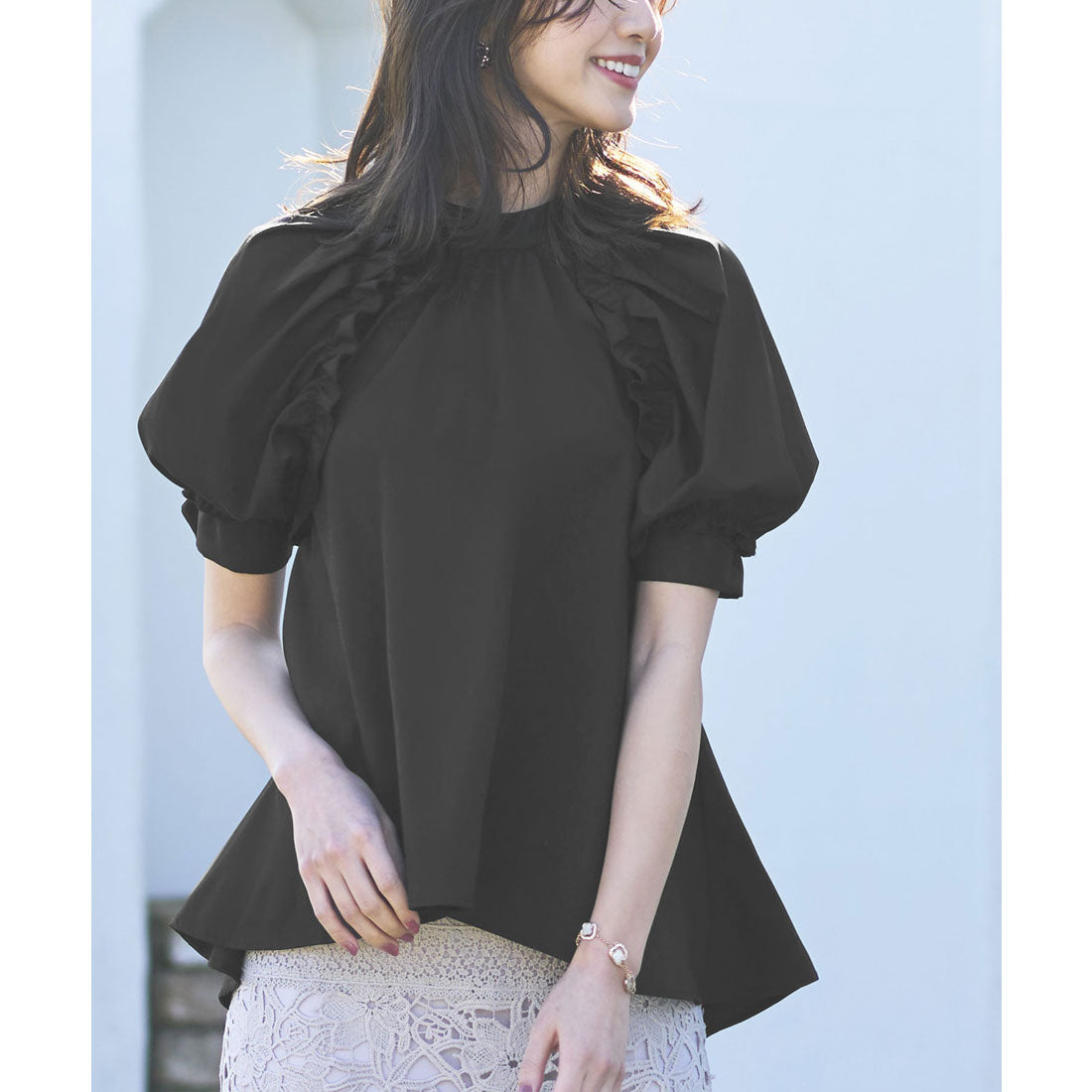 ルイルエブティック RUIRUE BOUTIQUE 洗える ｜ スタンドカラータック&ギャザーフリルブラウス ｜ 半袖 スタンドカラー トップス 体型カバー フリル ボリューム袖 オフィスカジュアル 通勤服 華やか ブラウス （ブラック） ブラック