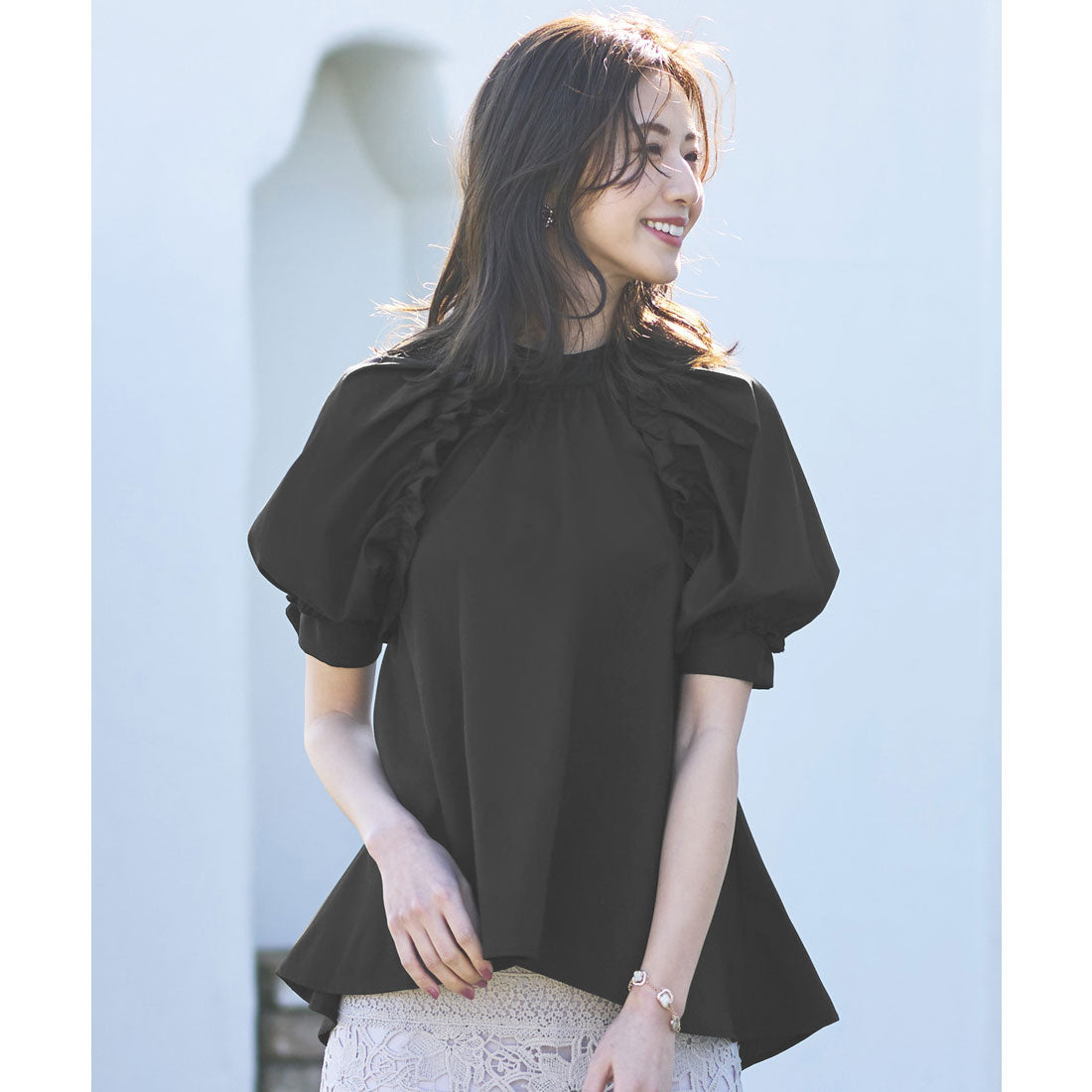 ルイルエブティック RUIRUE BOUTIQUE 洗える ｜ スタンドカラータック&ギャザーフリルブラウス ｜ 半袖 スタンドカラー トップス 体型カバー フリル ボリューム袖 オフィスカジュアル 通勤服 華やか ブラウス （ブラック） ブラック
