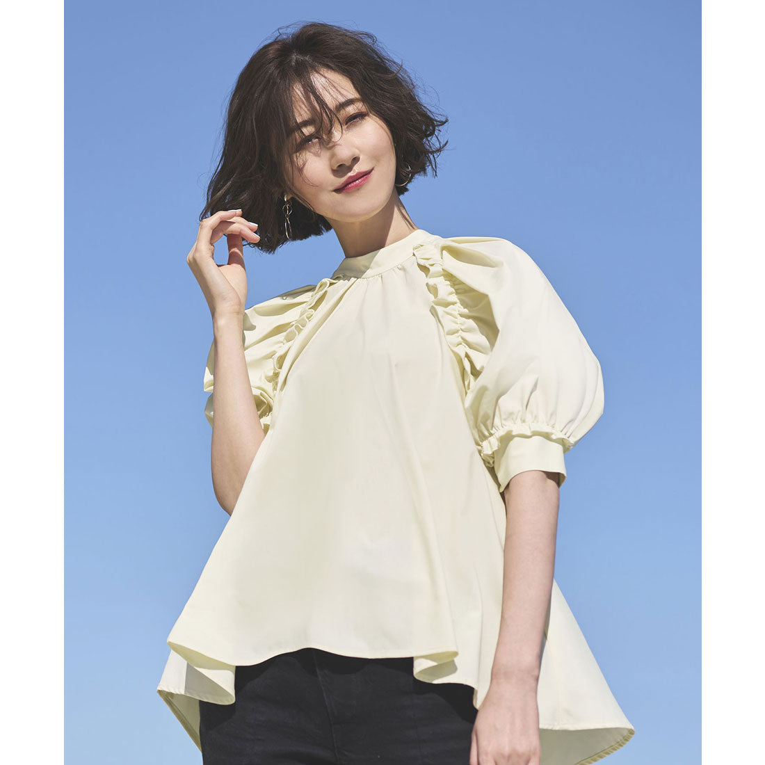 ルイルエブティック RUIRUE BOUTIQUE 洗える ｜ スタンドカラータック&ギャザーフリルブラウス ｜ 半袖 スタンドカラー トップス 体型カバー フリル ボリューム袖 オフィスカジュアル 通勤服 華やか ブラウス （ペールイエロー） ペールイエロー