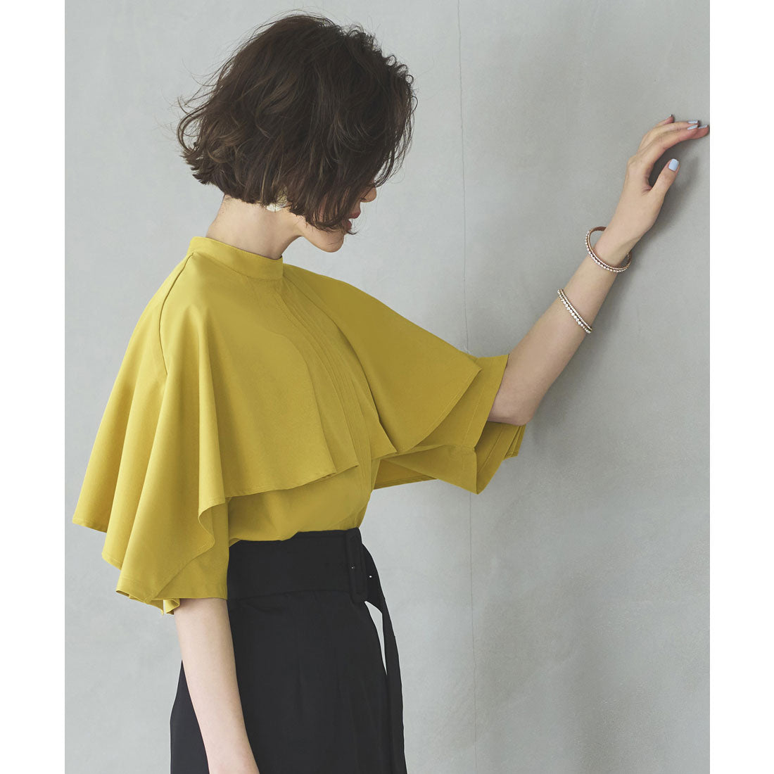 ルイルエブティック RUIRUE BOUTIQUE 洗える ストレッチ ｜ ピンタックケープスタンドカラーブラウス ｜ 半袖 スタンドカラー トップス 体型カバー オフィスカジュアル ケープ レイヤード 通勤服 華やか ブラウス （マスタード） マスタード