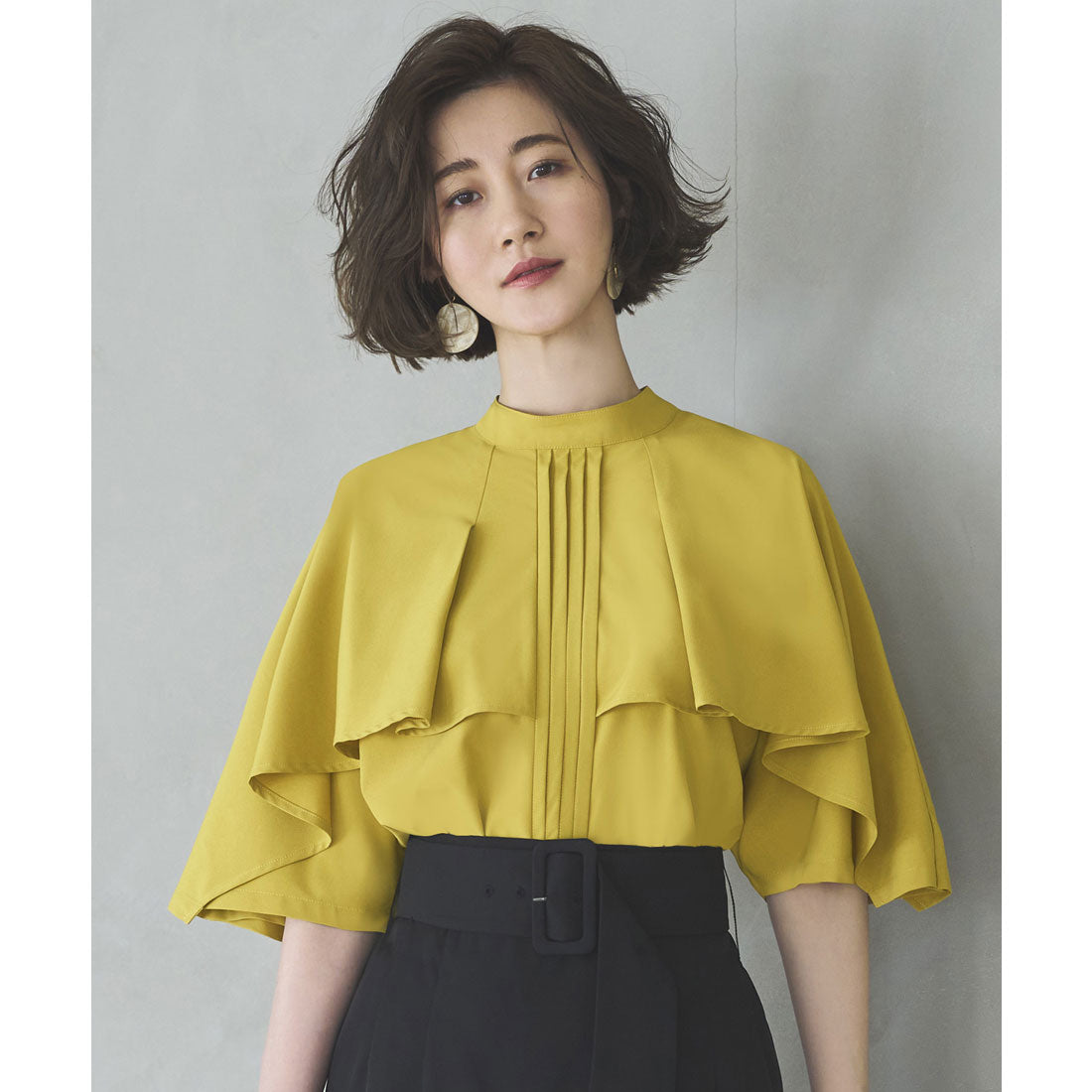 ルイルエブティック RUIRUE BOUTIQUE 洗える ストレッチ ｜ ピンタックケープスタンドカラーブラウス ｜ 半袖 スタンドカラー トップス 体型カバー オフィスカジュアル ケープ レイヤード 通勤服 華やか ブラウス （マスタード） マスタード