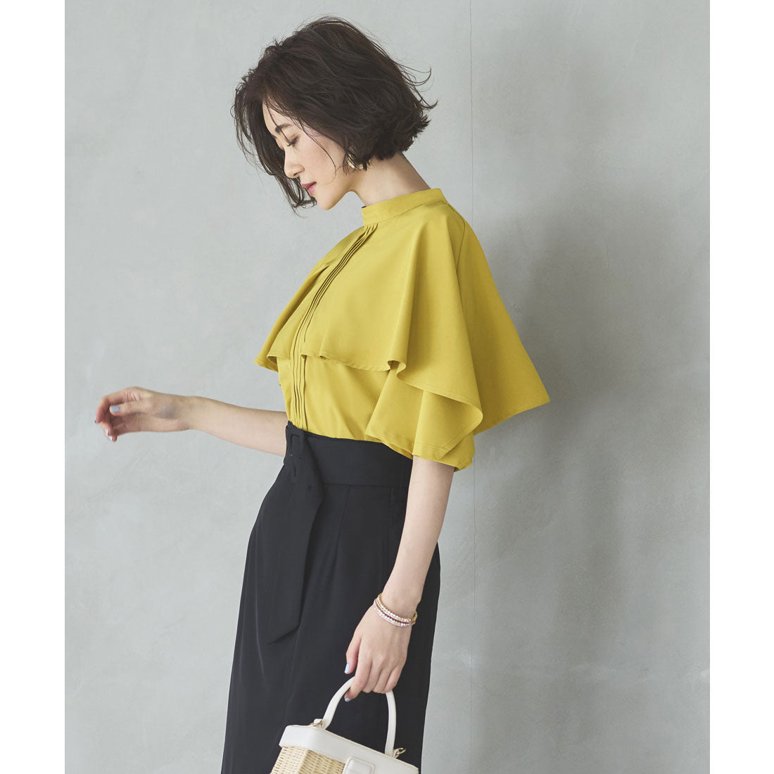 ルイルエブティック RUIRUE BOUTIQUE 洗える ストレッチ ｜ ピンタックケープスタンドカラーブラウス ｜ 半袖 スタンドカラー トップス 体型カバー オフィスカジュアル ケープ レイヤード 通勤服 華やか ブラウス （マスタード） マスタード