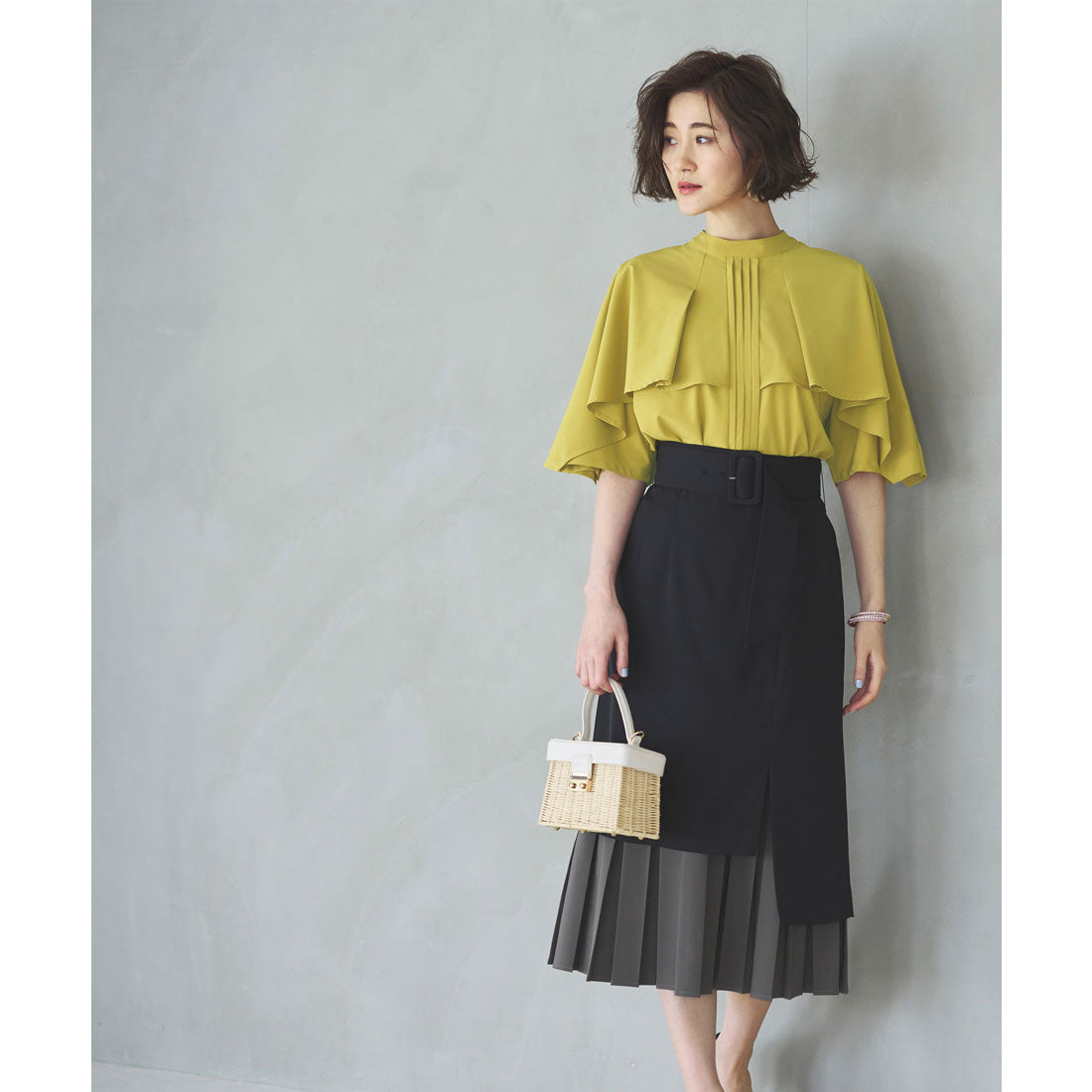 ルイルエブティック RUIRUE BOUTIQUE 洗える ストレッチ ｜ ピンタックケープスタンドカラーブラウス ｜ 半袖 スタンドカラー トップス 体型カバー オフィスカジュアル ケープ レイヤード 通勤服 華やか ブラウス （マスタード） マスタード
