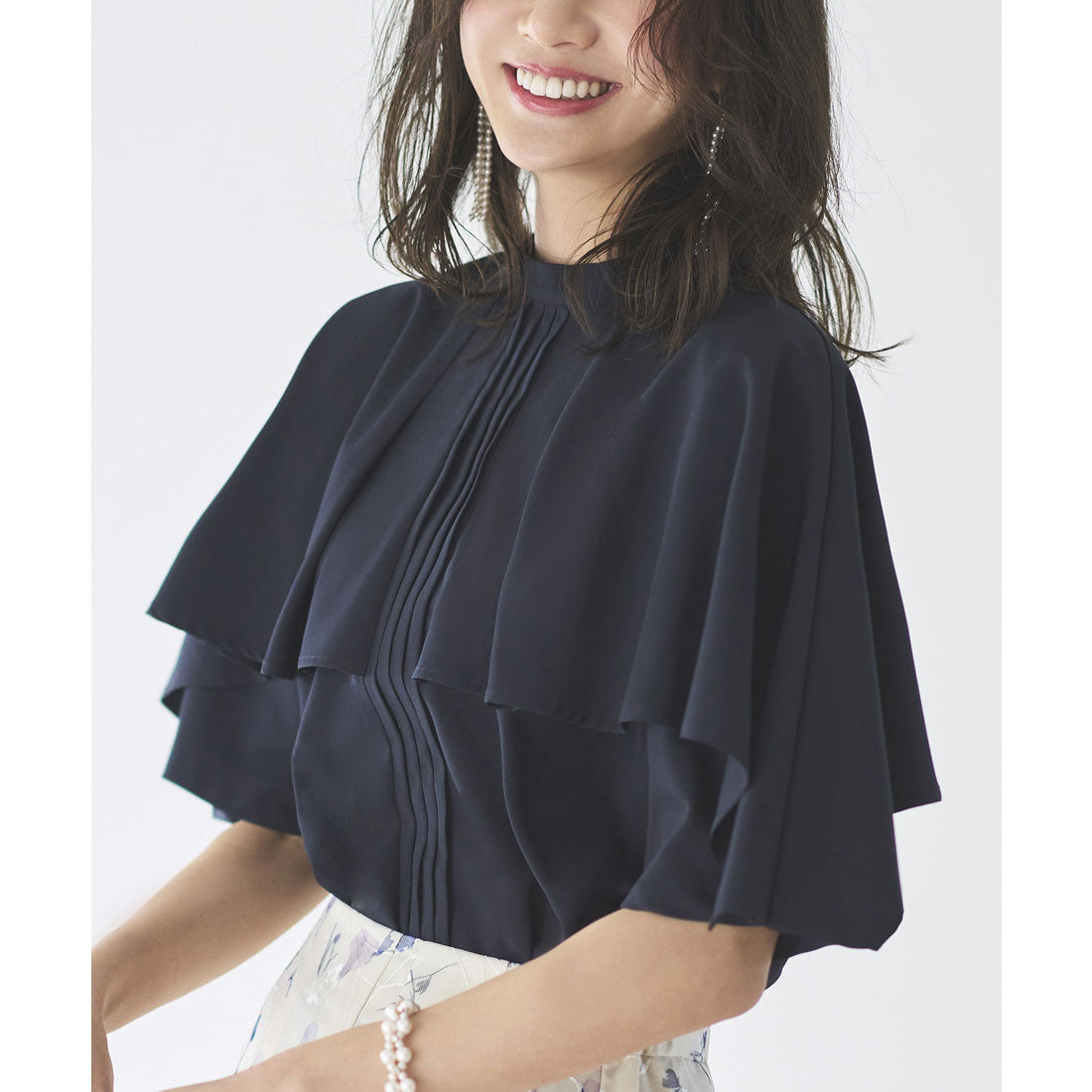 ルイルエブティック RUIRUE BOUTIQUE 洗える ストレッチ ｜ ピンタックケープスタンドカラーブラウス ｜ 半袖 スタンドカラー トップス 体型カバー オフィスカジュアル ケープ レイヤード 通勤服 華やか ブラウス （ネイビー） ネイビー