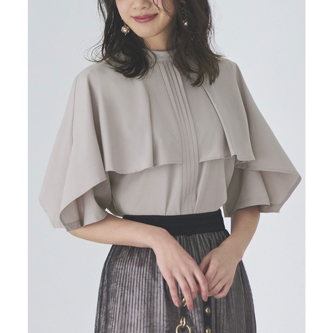 ルイルエブティック RUIRUE BOUTIQUE 洗える ストレッチ ｜ ピンタックケープスタンドカラーブラウス ｜ 半袖 スタンドカラー トップス 体型カバー オフィスカジュアル ケープ レイヤード 通勤服 華やか ブラウス （ライトグレー） ライトグレー