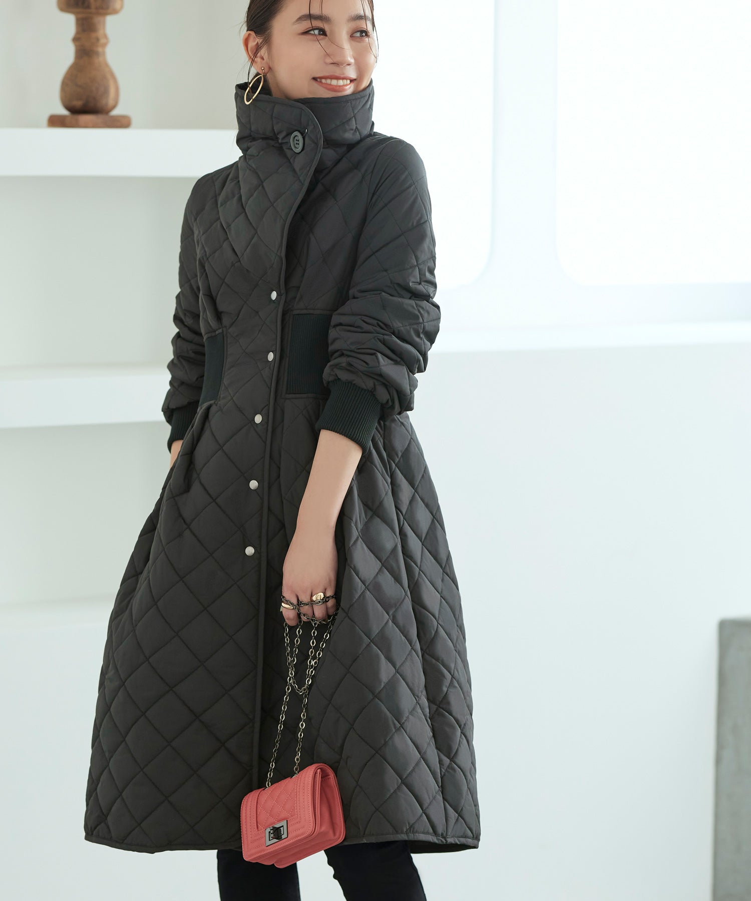 ルイルエブティック RUIRUE BOUTIQUE ライトサーモキルティングサイドリブコート ｜ レディース アウター 羽織 体型カバー 保温 暖かい 軽量 ロングコート ミドルコート フード ライトサーモ ダウン風コート 中綿 ダイヤキルト キルティング （ブラック） ブラック