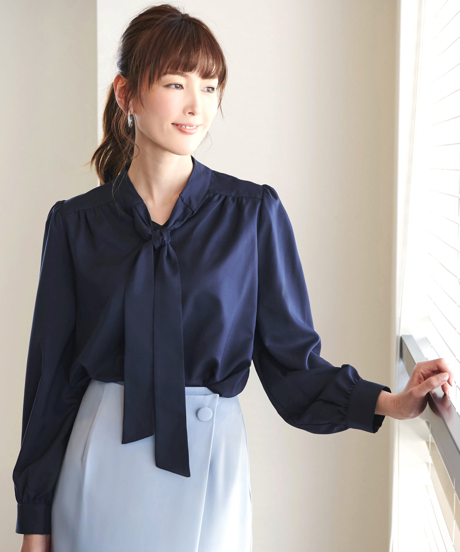 ルイルエブティック RUIRUE BOUTIQUE 洗える ｜ 長袖ボウタイリボンブラウス ｜ 長袖 トップス 体型カバー オフィスカジュアル 通勤服 華やか ボウタイ リボン ブラウス （ネイビー） ネイビー