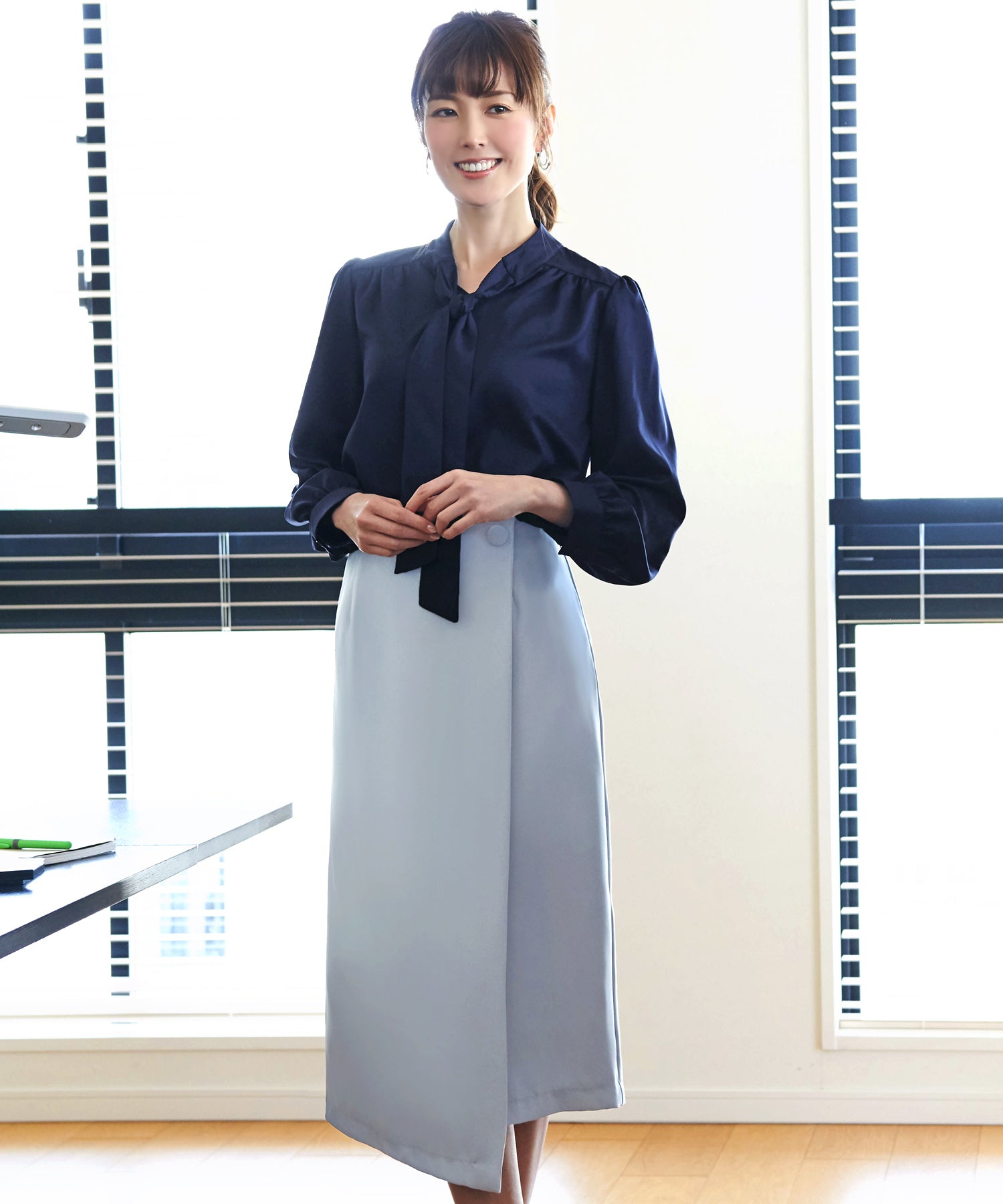 ルイルエブティック RUIRUE BOUTIQUE 洗える ｜ 長袖ボウタイリボンブラウス ｜ 長袖 トップス 体型カバー オフィスカジュアル 通勤服 華やか ボウタイ リボン ブラウス （ネイビー） ネイビー