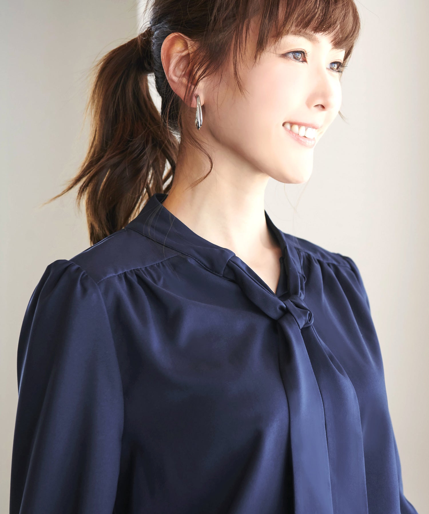 ルイルエブティック RUIRUE BOUTIQUE 洗える ｜ 長袖ボウタイリボンブラウス ｜ 長袖 トップス 体型カバー オフィスカジュアル 通勤服 華やか ボウタイ リボン ブラウス （ネイビー） ネイビー