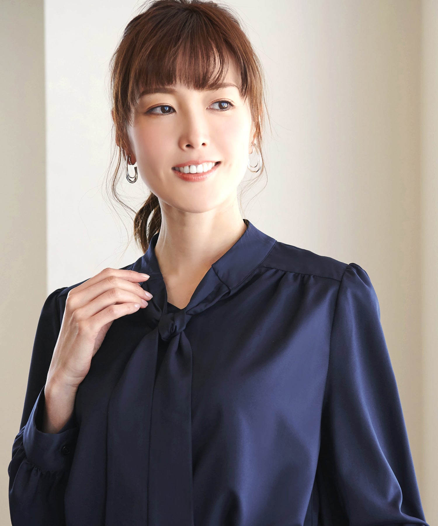 ルイルエブティック RUIRUE BOUTIQUE 洗える ｜ 長袖ボウタイリボンブラウス ｜ 長袖 トップス 体型カバー オフィスカジュアル 通勤服 華やか ボウタイ リボン ブラウス （ネイビー） ネイビー