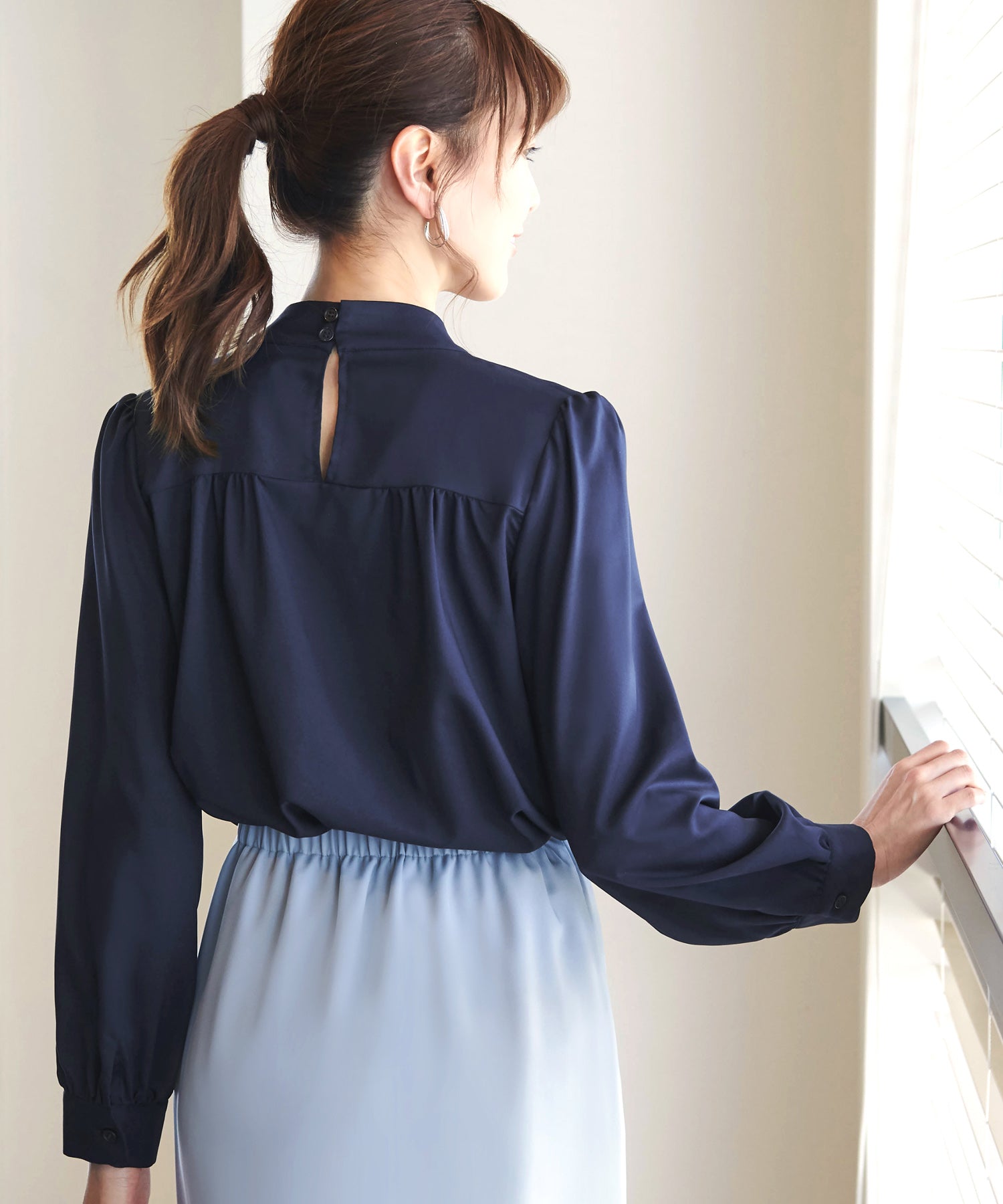 ルイルエブティック RUIRUE BOUTIQUE 洗える ｜ 長袖ボウタイリボンブラウス ｜ 長袖 トップス 体型カバー オフィスカジュアル 通勤服 華やか ボウタイ リボン ブラウス （ネイビー） ネイビー