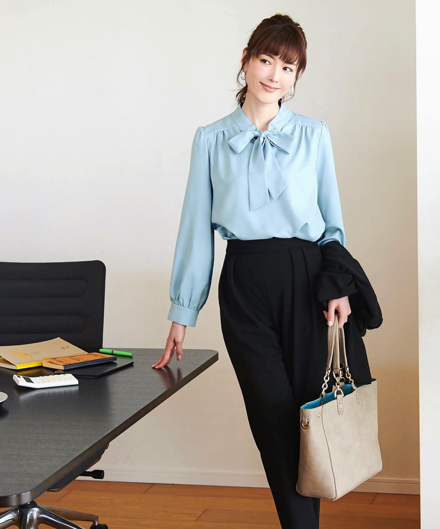 ルイルエブティック RUIRUE BOUTIQUE 洗える ｜ 長袖ボウタイリボンブラウス ｜ 長袖 トップス 体型カバー オフィスカジュアル 通勤服 華やか ボウタイ リボン ブラウス （サックス） サックス