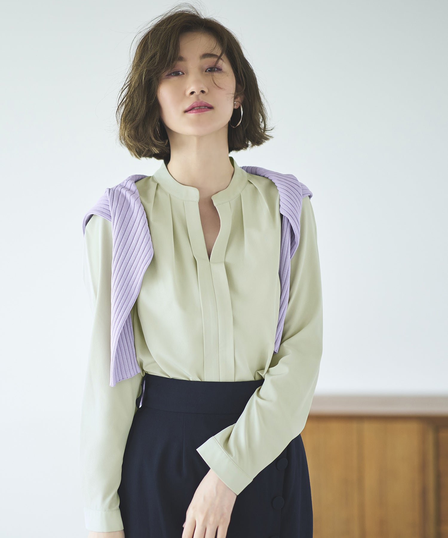 ルイルエブティック RUIRUE BOUTIQUE 洗える ｜ キーネックタックシャツ長袖ブラウス ｜ 長袖 キーネック トップス 体型カバー オフィスカジュアル 通勤服 華やか シャツ （グレーカーキ） グレーカーキ