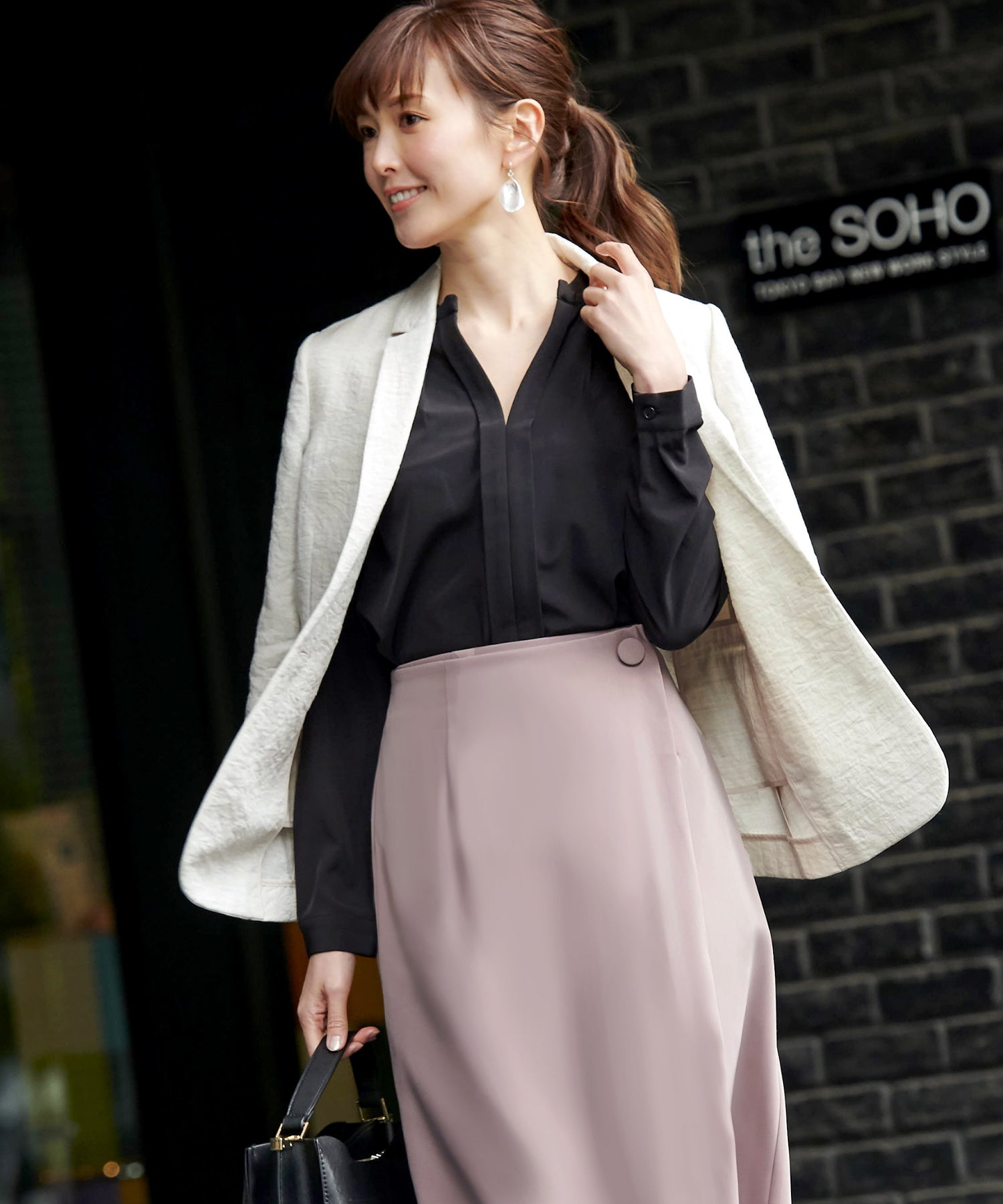 ルイルエブティック RUIRUE BOUTIQUE 洗える ｜ キーネックタックシャツ長袖ブラウス ｜ 長袖 キーネック トップス 体型カバー オフィスカジュアル 通勤服 華やか シャツ （ブラック） ブラック