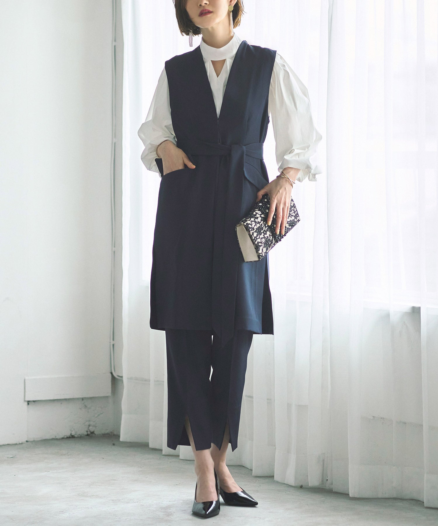 ルイルエブティック RUIRUE BOUTIQUE 【洗える】ロングジレジャケット＆パンツ3点セットアップフォーマルスーツ ノーカラー カラーレス テーパードパンツ ブラウス ベスト セレモニー ストレッチ 大きいサイズ （ネイビー×オフ） ネイビー×オフ