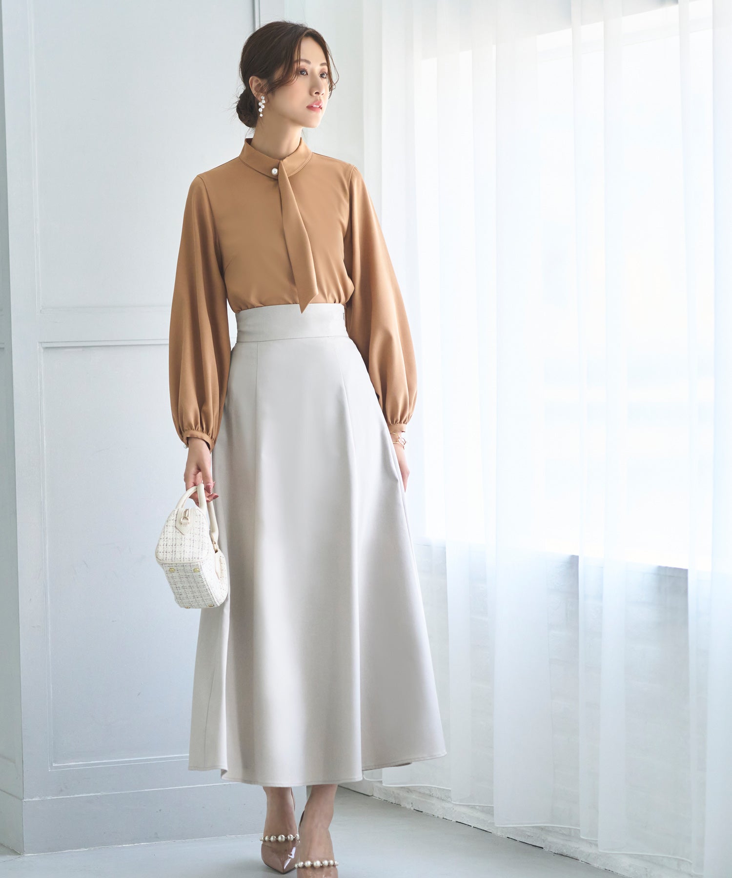 ルイルエブティック RUIRUE BOUTIQUE フロントパール付きタイブラウス （シナモン） シナモン