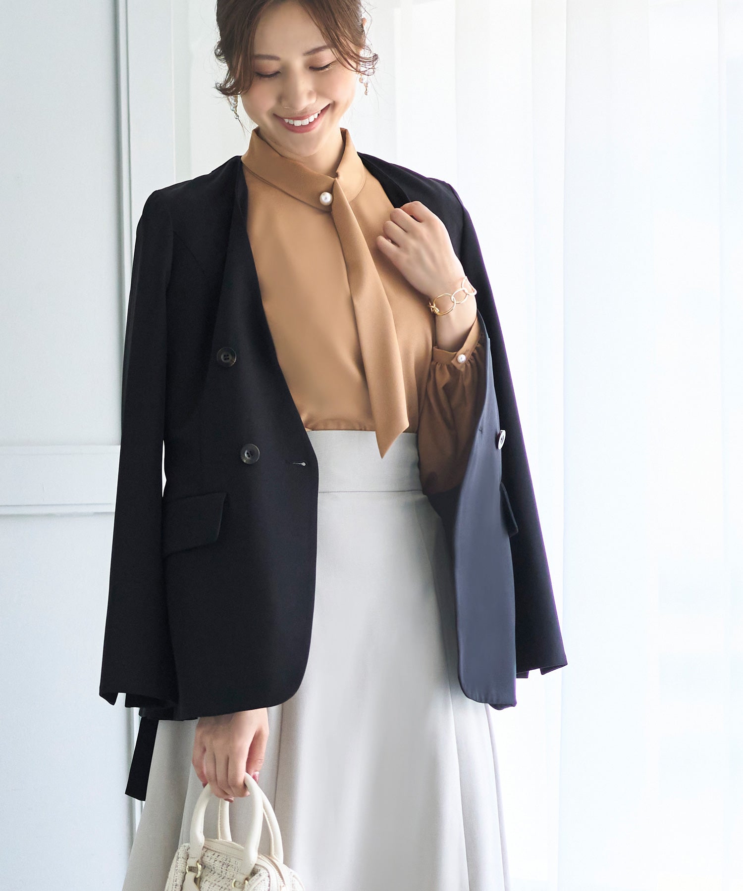 ルイルエブティック RUIRUE BOUTIQUE フロントパール付きタイブラウス （シナモン） シナモン