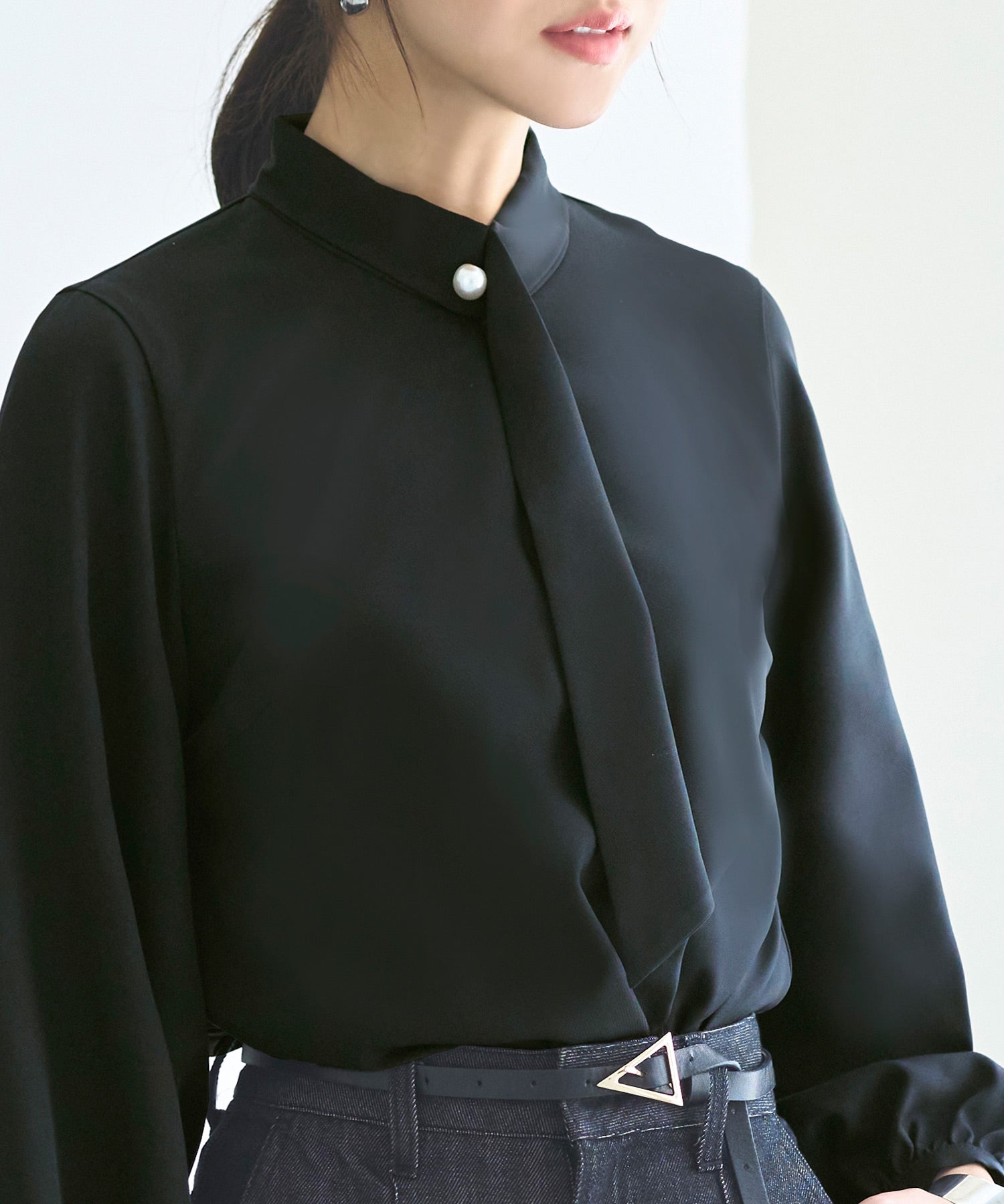 ルイルエブティック RUIRUE BOUTIQUE フロントパール付きタイブラウス （ブラック） ブラック
