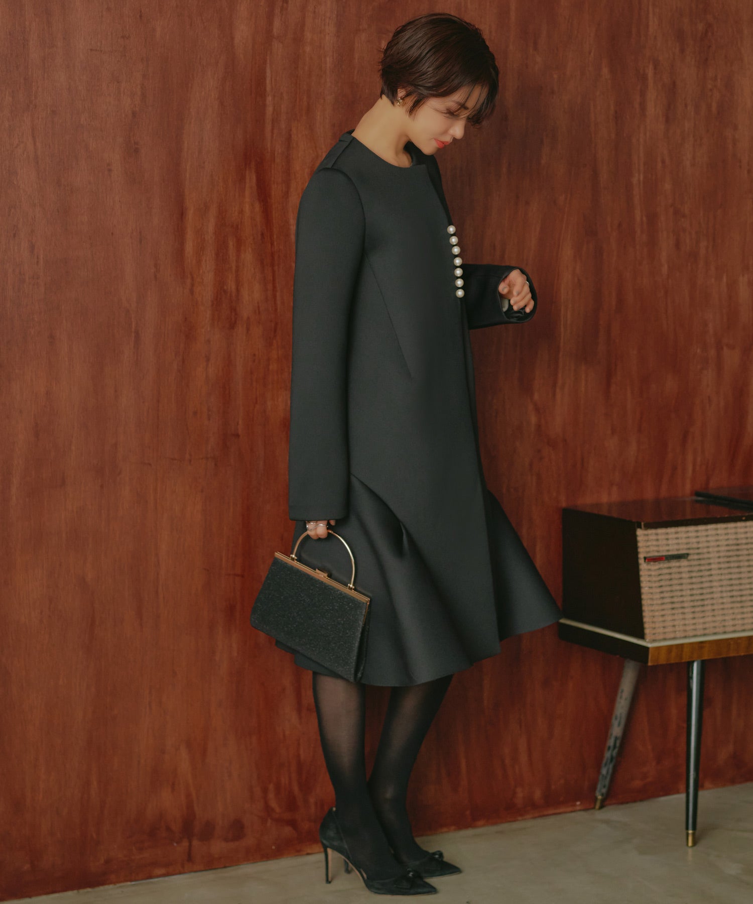 ルイルエブティック RUIRUE BOUTIQUE パールデザインダンボールニットフレアコート ｜ レディース アウター 羽織 体型カバー 保温 暖かい ロングコート フレア ノーカラー （ブラック） ブラック