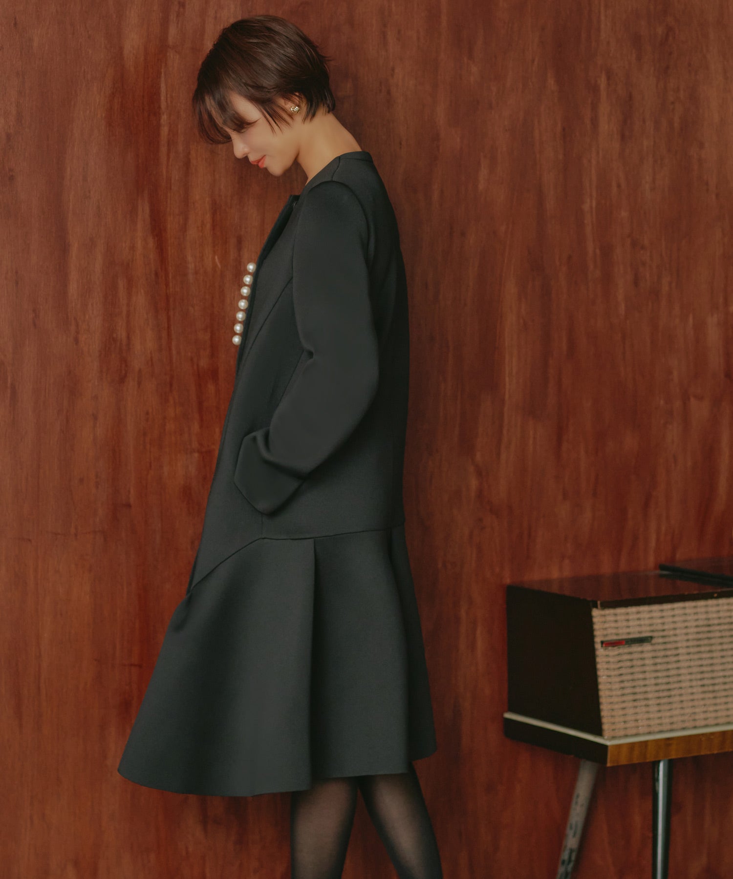 ルイルエブティック RUIRUE BOUTIQUE パールデザインダンボールニットフレアコート ｜ レディース アウター 羽織 体型カバー 保温 暖かい ロングコート フレア ノーカラー （ブラック） ブラック