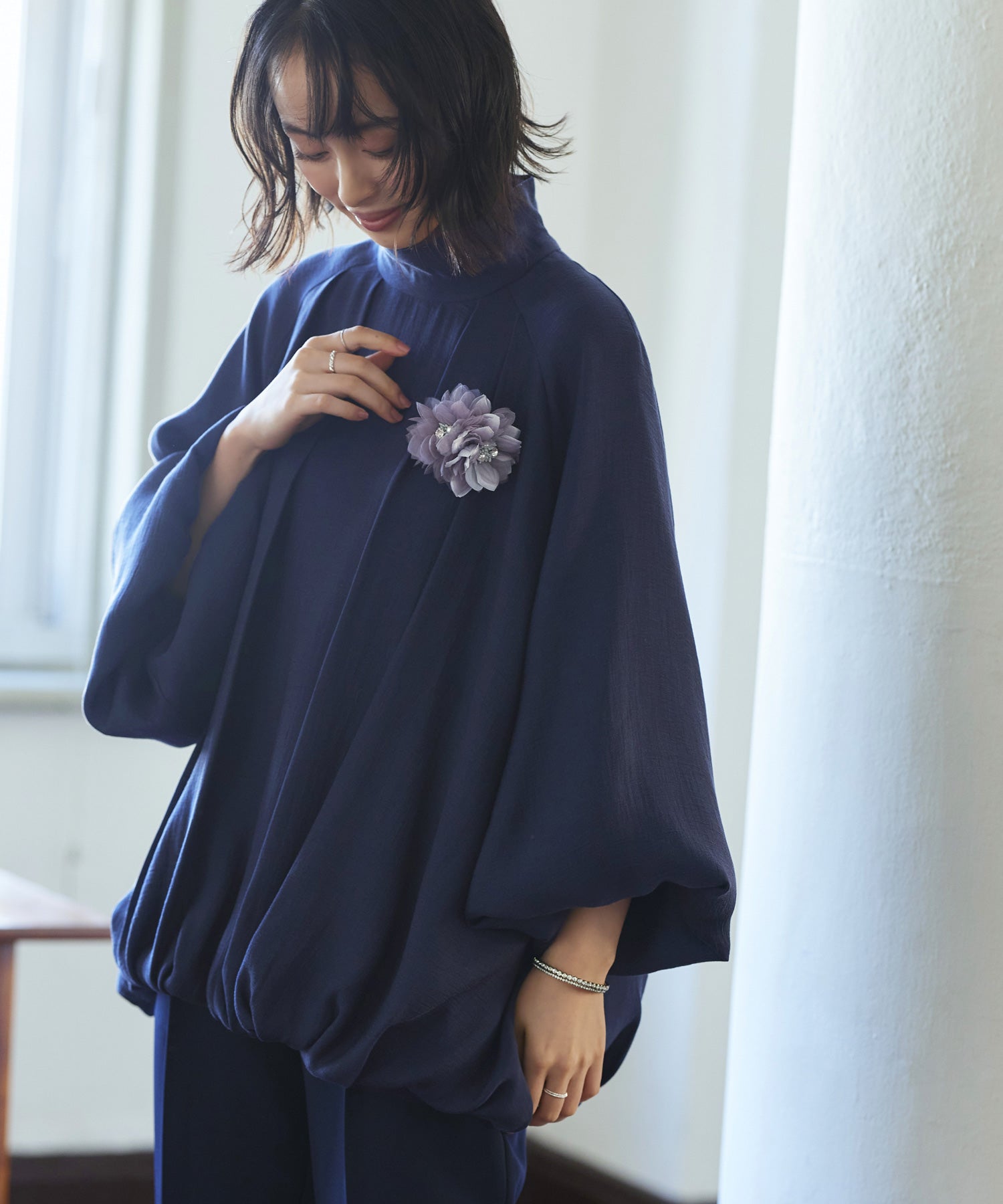 ルイルエブティック RUIRUE BOUTIQUE ラグランボリュームブラウス＆シークレットゴム・スリムテーパードパンツ(ボウタイ付き) （ネイビー×ネイビー） ネイビー×ネイビー