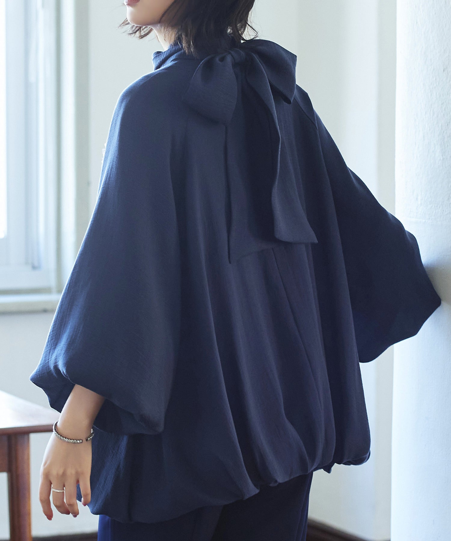 ルイルエブティック RUIRUE BOUTIQUE ラグランボリュームブラウス＆シークレットゴム・スリムテーパードパンツ(ボウタイ付き) （ネイビー×ネイビー） ネイビー×ネイビー