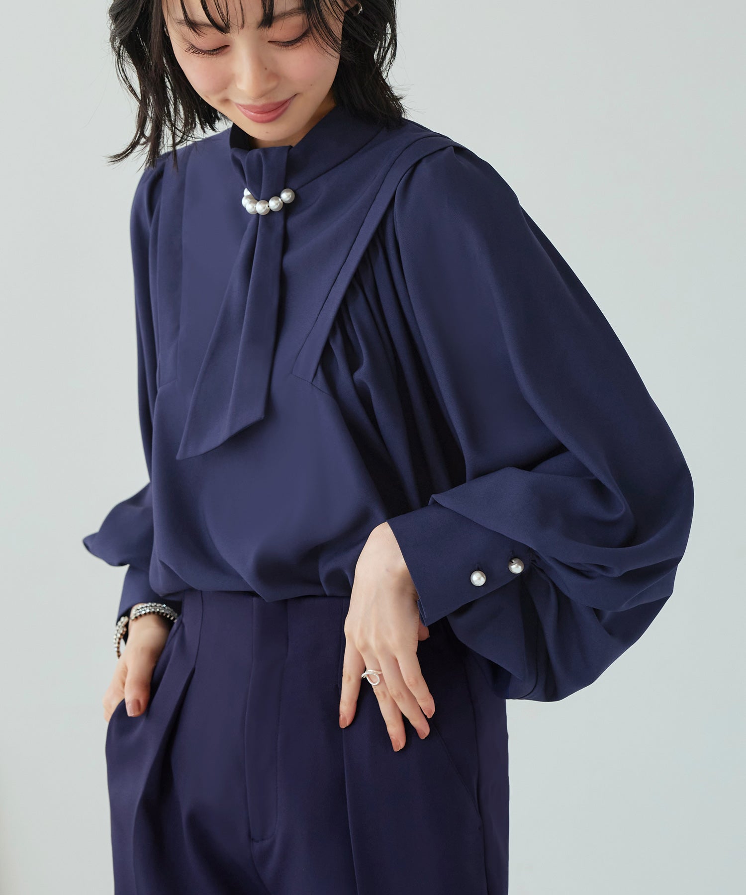 ルイルエブティック RUIRUE BOUTIQUE 【3点セット】バスケットツイードジレ＆タイパールチェーンボリューム袖ブラウス＆テーパードパンツ  3点 セットアップ  洗える（ネイビー） ネイビー