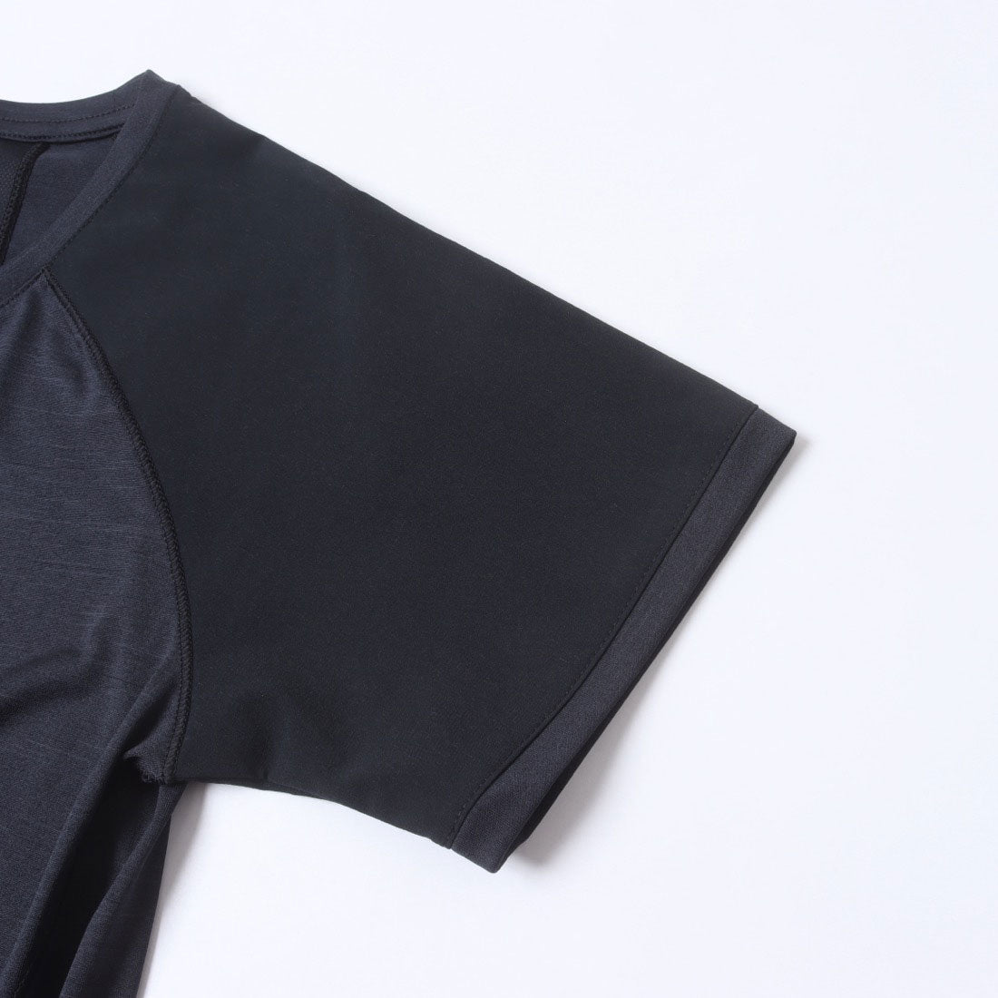 サロモン SALOMON OUTLINE 半袖Tシャツ （ディープブラック） ディープブラック