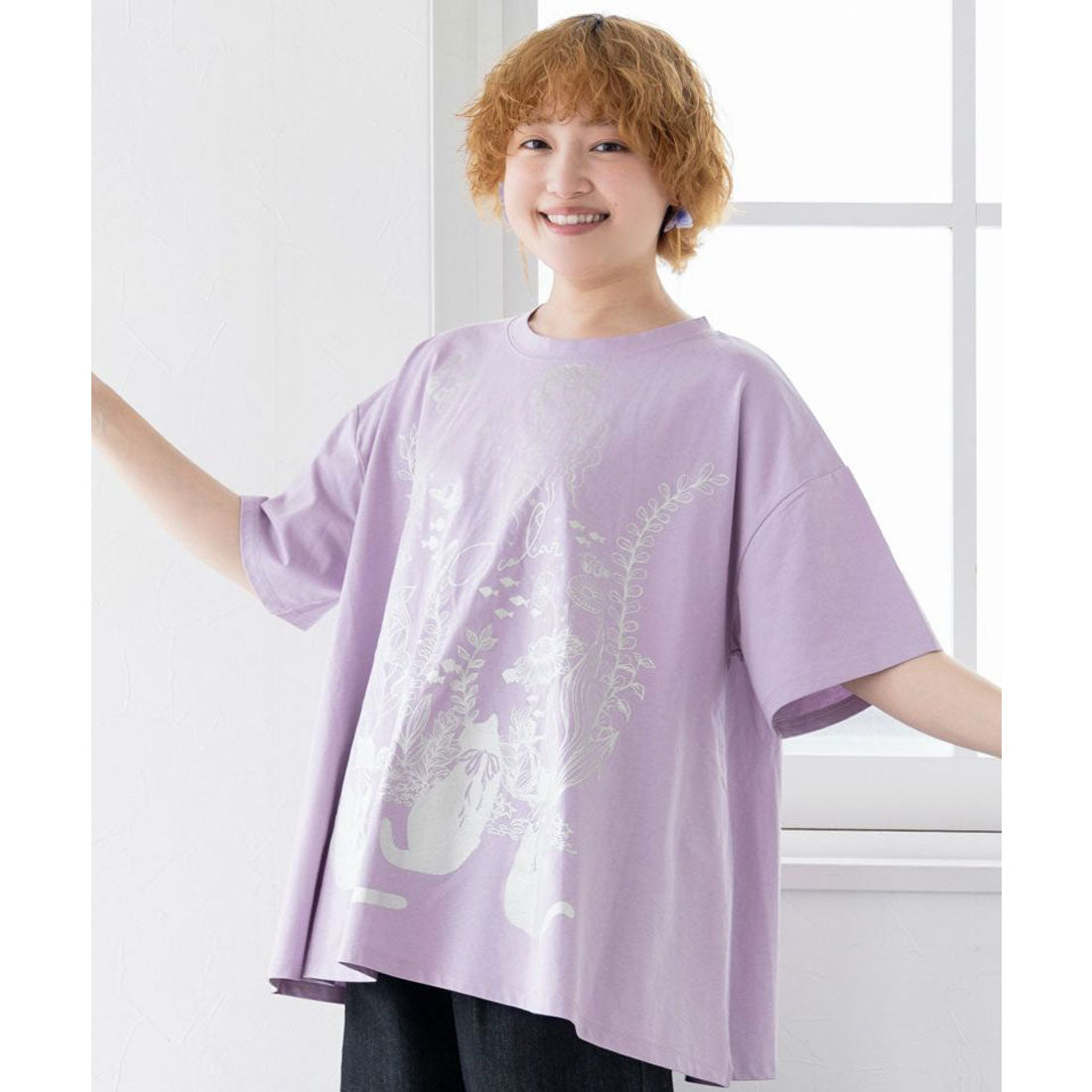 スカラー ScoLar 水槽を眺めるネコ柄 箔ラバープリントプルオーバー （パープル） パープル