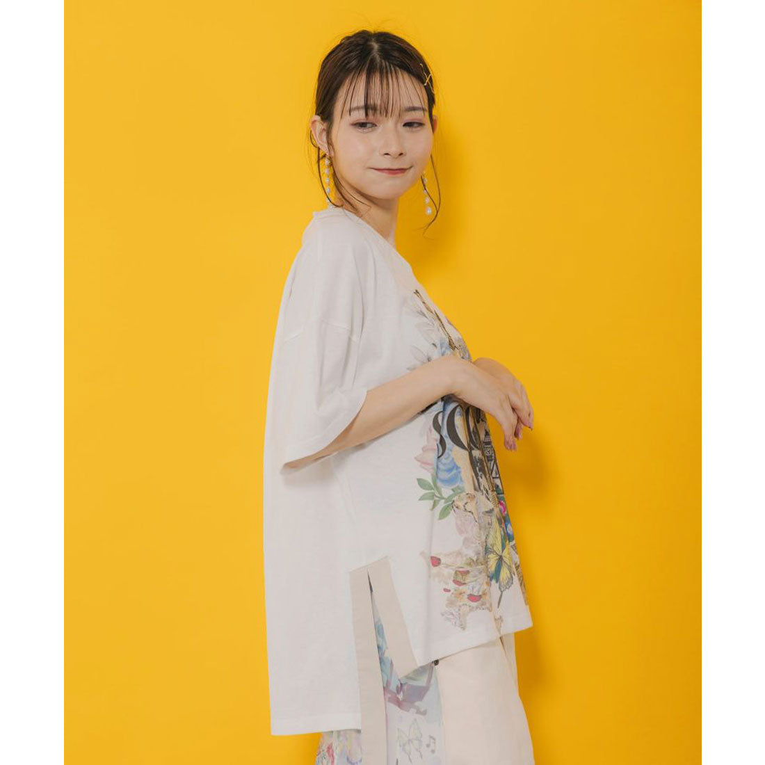 スカラー ScoLar ロゴ花蝶柄 スリット入りTシャツ （オフホワイト） オフホワイト