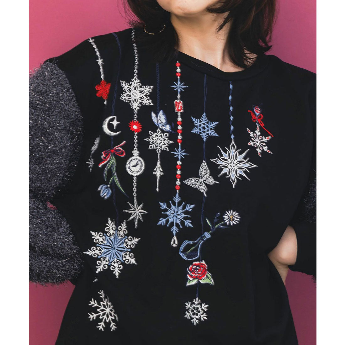 スカラー ScoLar 雪の結晶ガーランド刺繍裏毛×ラメフェザーニット （ブラック） ブラック