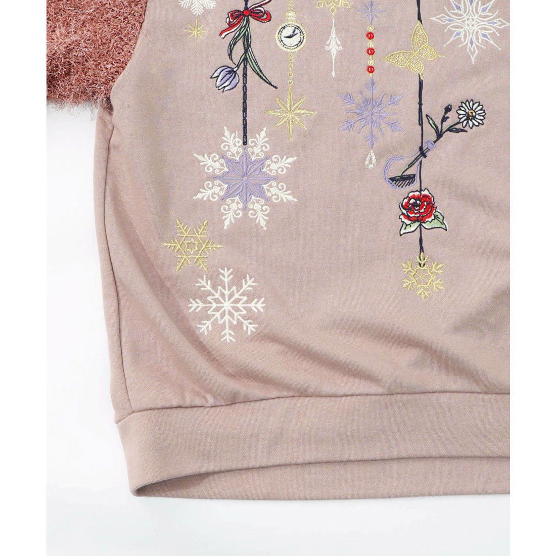 スカラー ScoLar 雪の結晶ガーランド刺繍裏毛×ラメフェザーニット （ブラック） ブラック