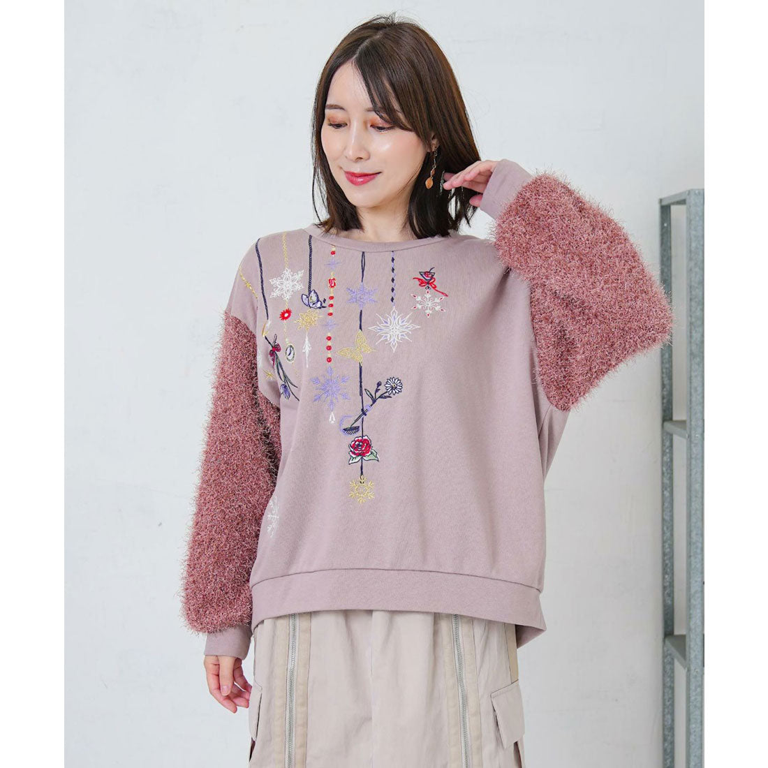 スカラー ScoLar 雪の結晶ガーランド刺繍裏毛×ラメフェザーニット （ピンク） ピンク