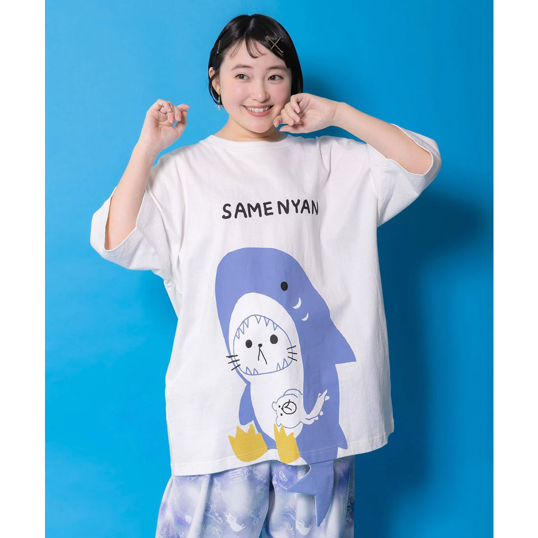 スカラー ScoLar しっぽ飛び出しサメニャン柄Tシャツ （オフホワイト） オフホワイト