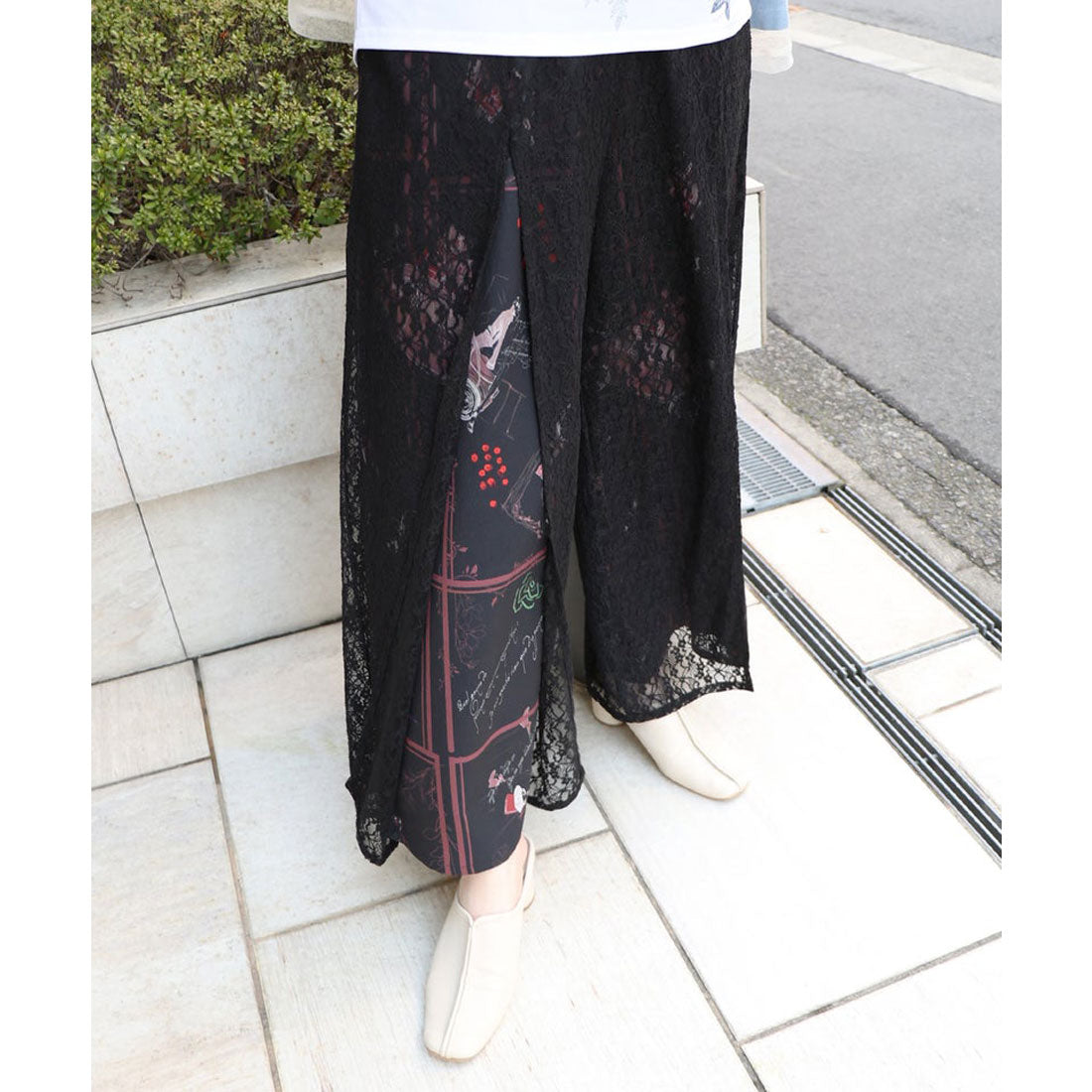 スカラー ScoLar スリット入り刺繍レース重ね アンティーク柄パンツ （ブラック） ブラック