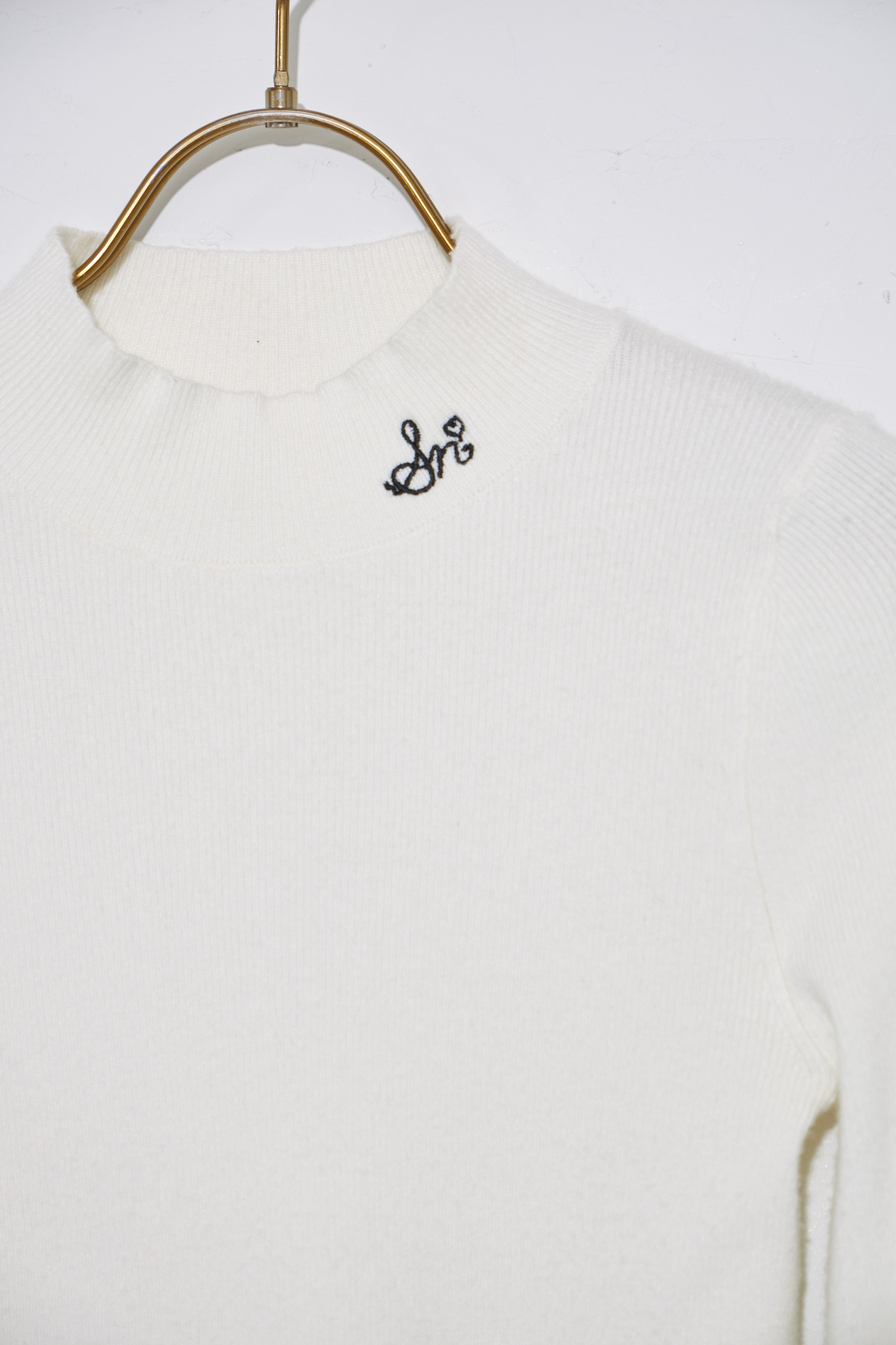 スユン Suyunn リボン付きフレアスリーブ刺繍入りハイネックリブニットプルオーバー ホワイト