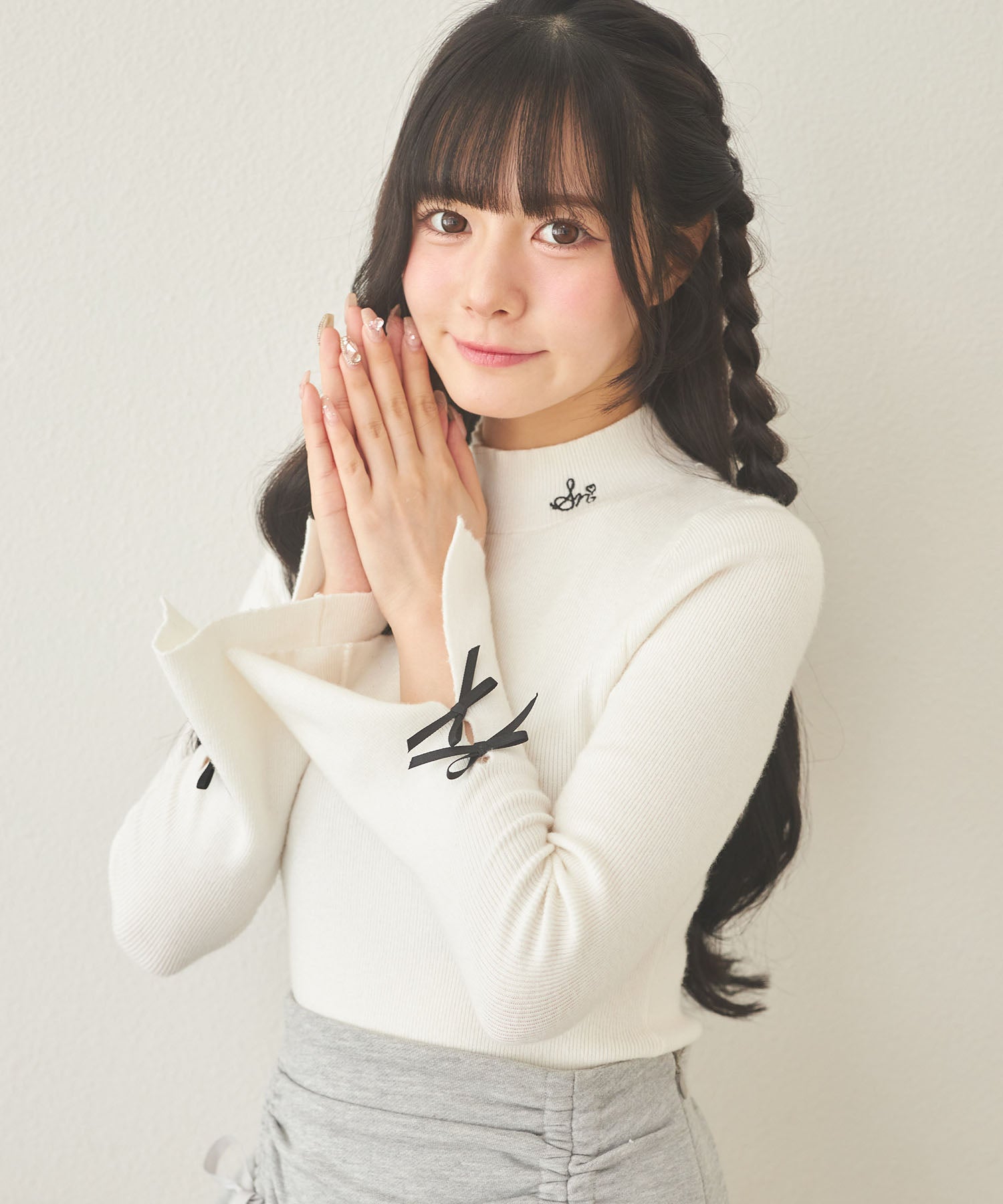 スユン Suyunn リボン付きフレアスリーブ刺繍入りハイネックリブニットプルオーバー ホワイト