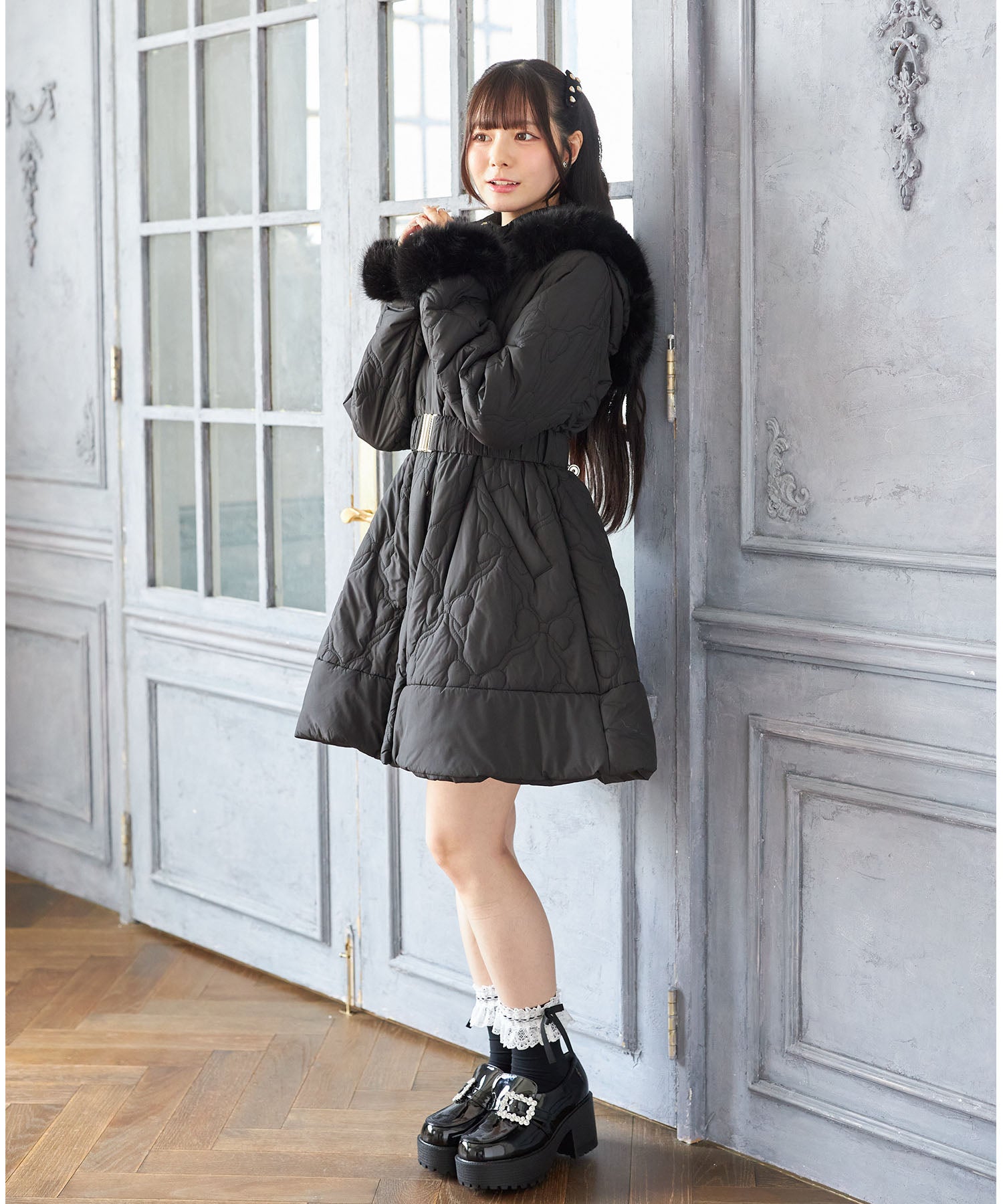 スユン Suyunn 取り外し可能なファー＆ベルト付きリボンキルティングフィット＆フレアコート ブラック