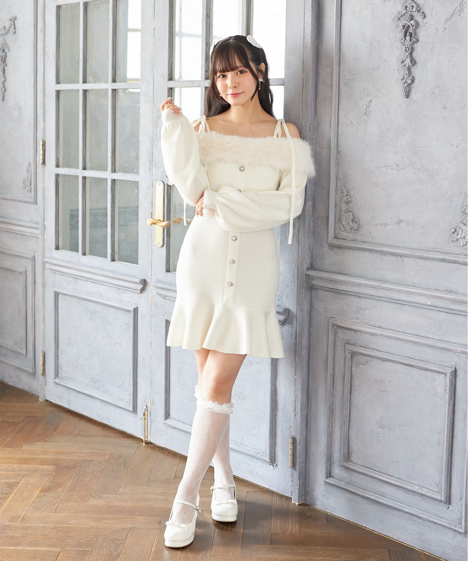 スユン Suyunn ビジュー飾り釦付きオフショルファーニットワンピース ホワイト