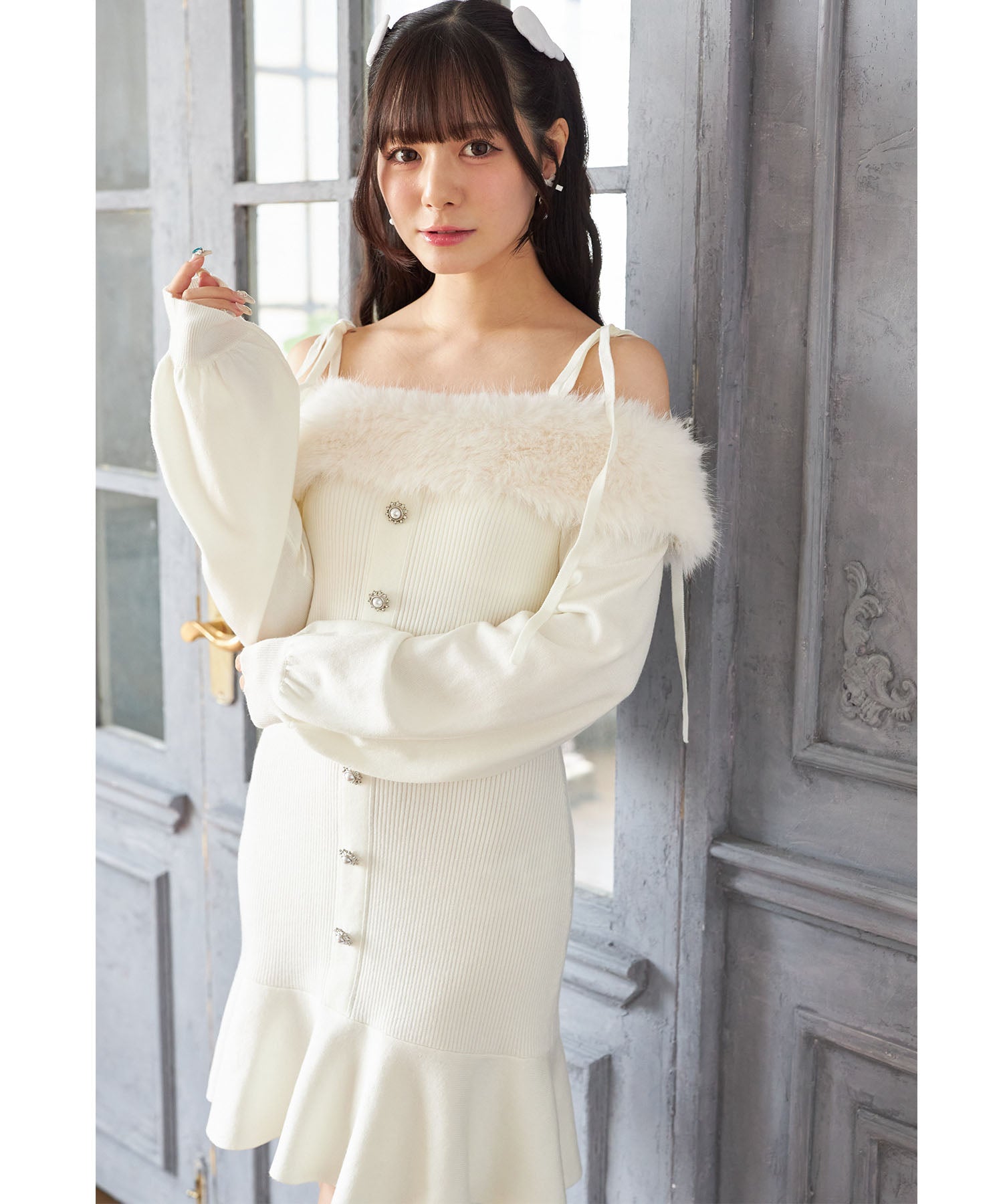 スユン Suyunn ビジュー飾り釦付きオフショルファーニットワンピース ホワイト