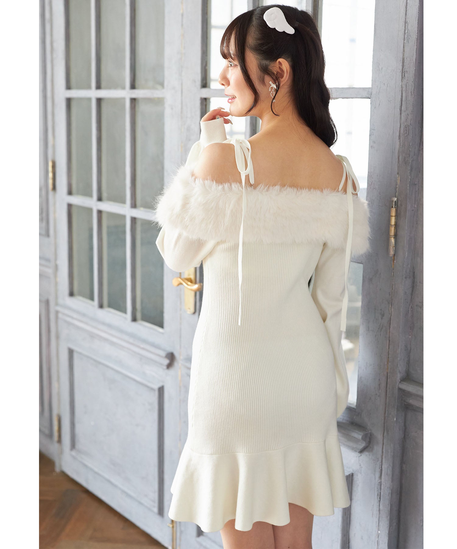 スユン Suyunn ビジュー飾り釦付きオフショルファーニットワンピース ホワイト