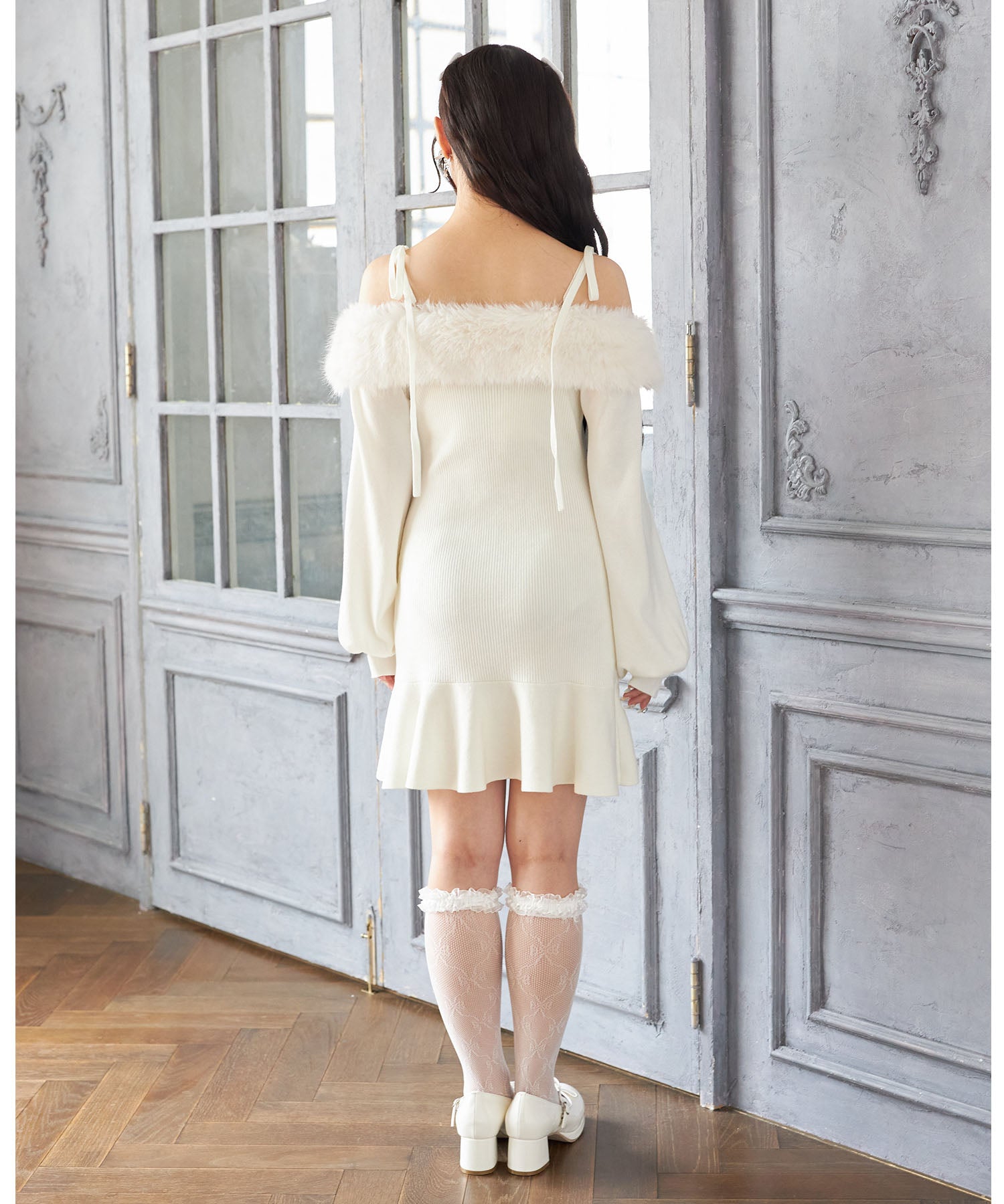 スユン Suyunn ビジュー飾り釦付きオフショルファーニットワンピース ホワイト