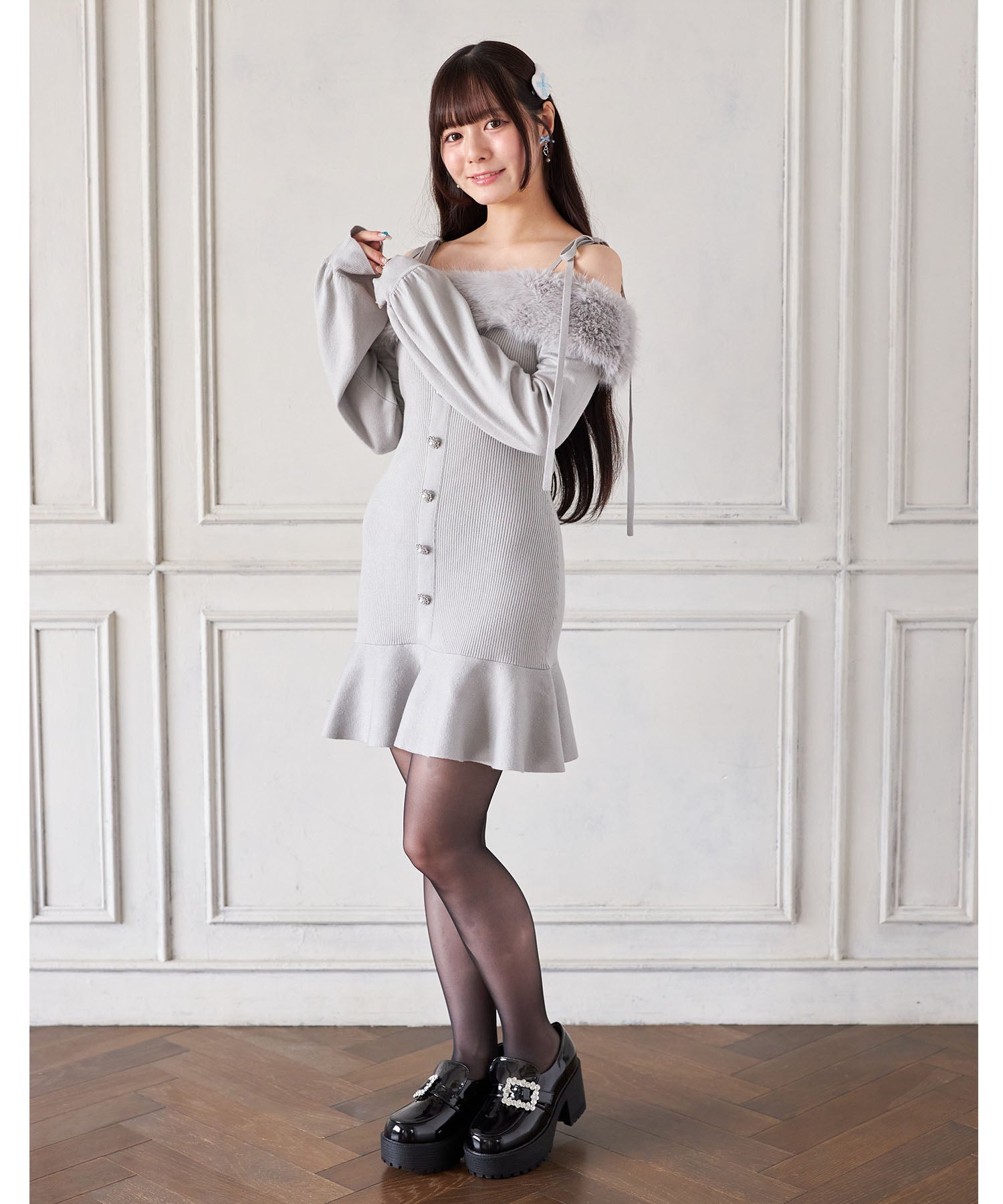 スユン Suyunn ビジュー飾り釦付きオフショルファーニットワンピース グレー