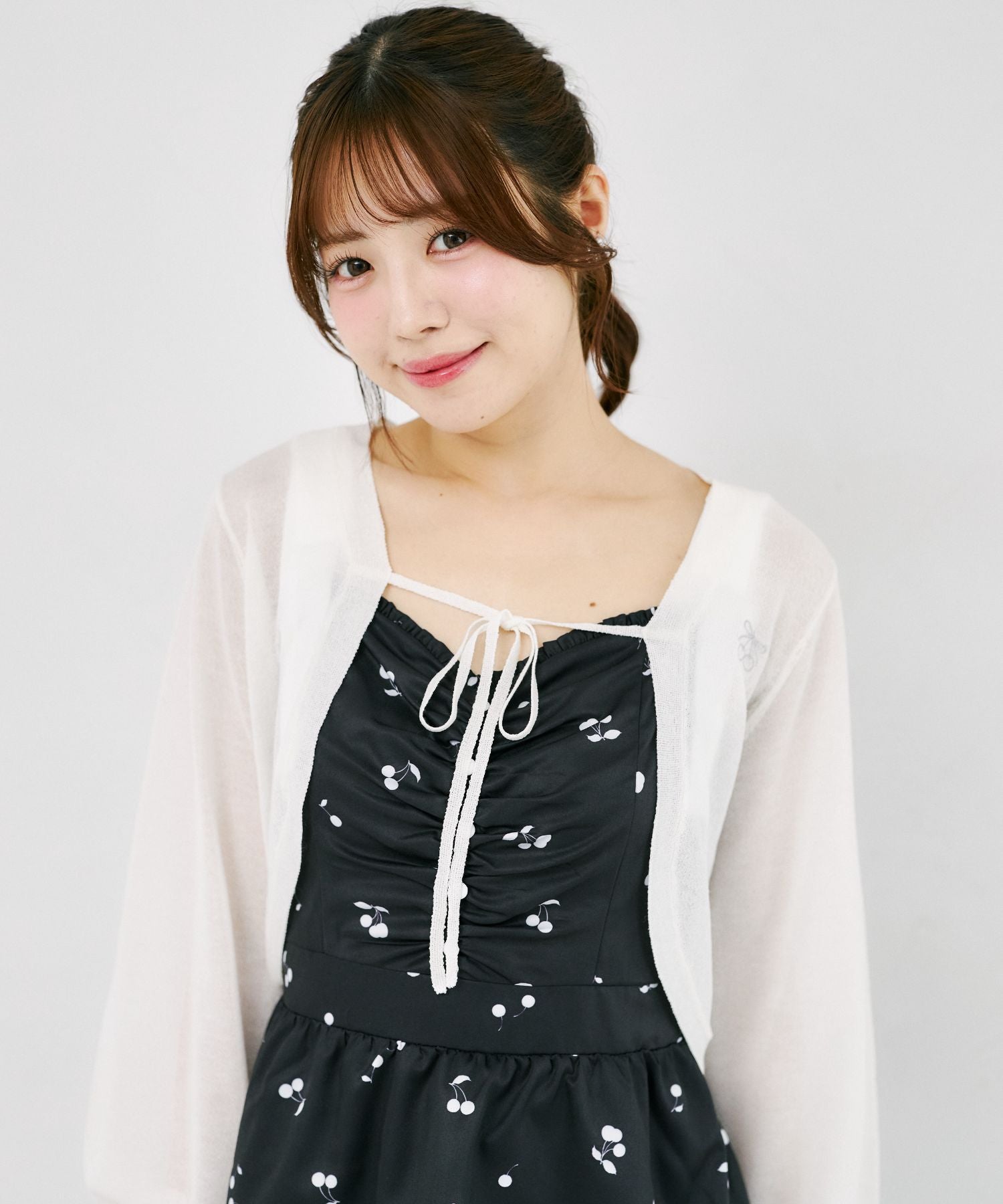スユン Suyunn リボン付きチェリー刺繍シアーラメカーディガン ホワイト