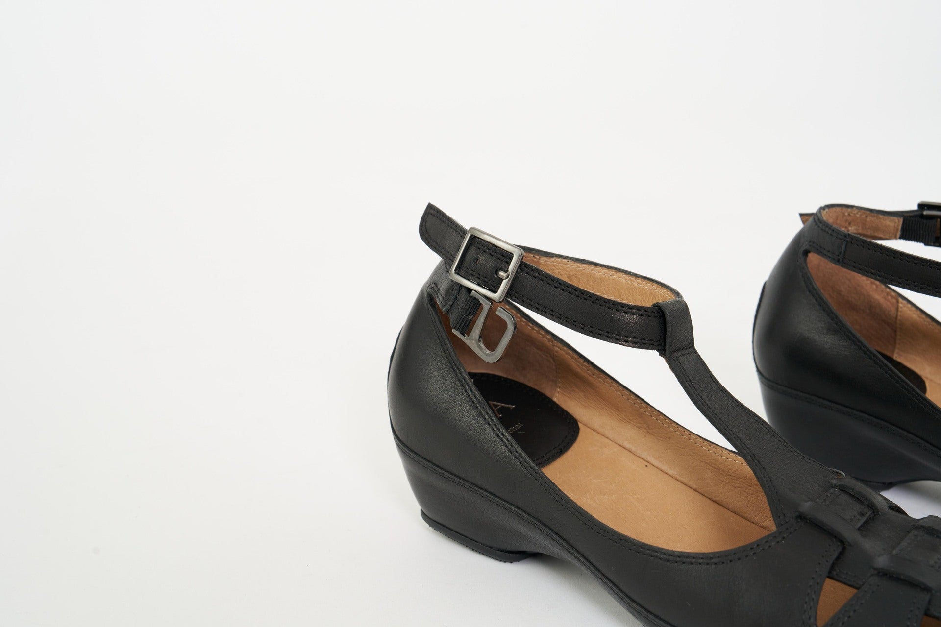 sayaページ Saya SAYA 4cm genuine leather platform T-strap shoes
