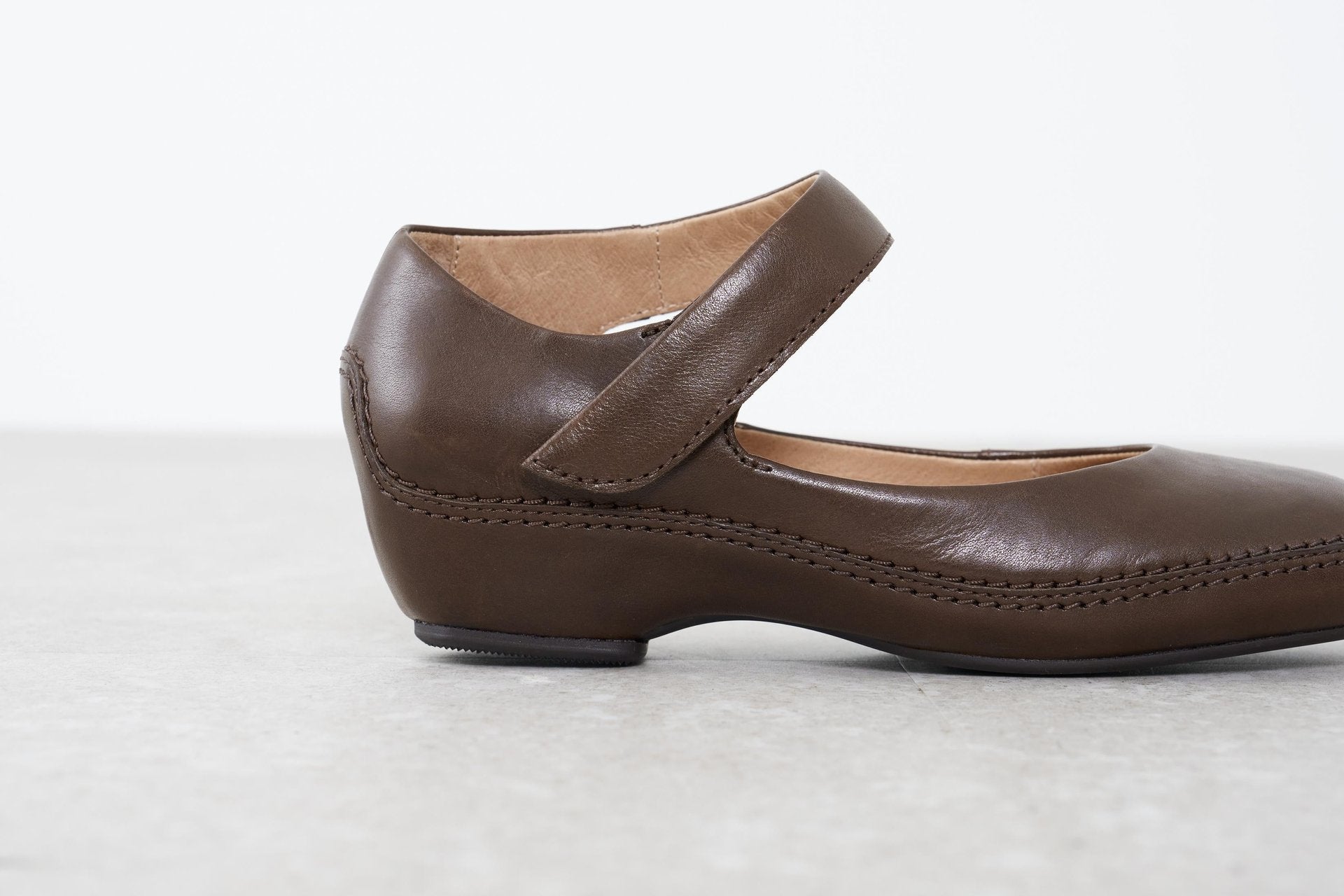 サヤ SAYA 4cmプラット製法アンクルベルトシューズ （ダークブラウン） ダークブラウン