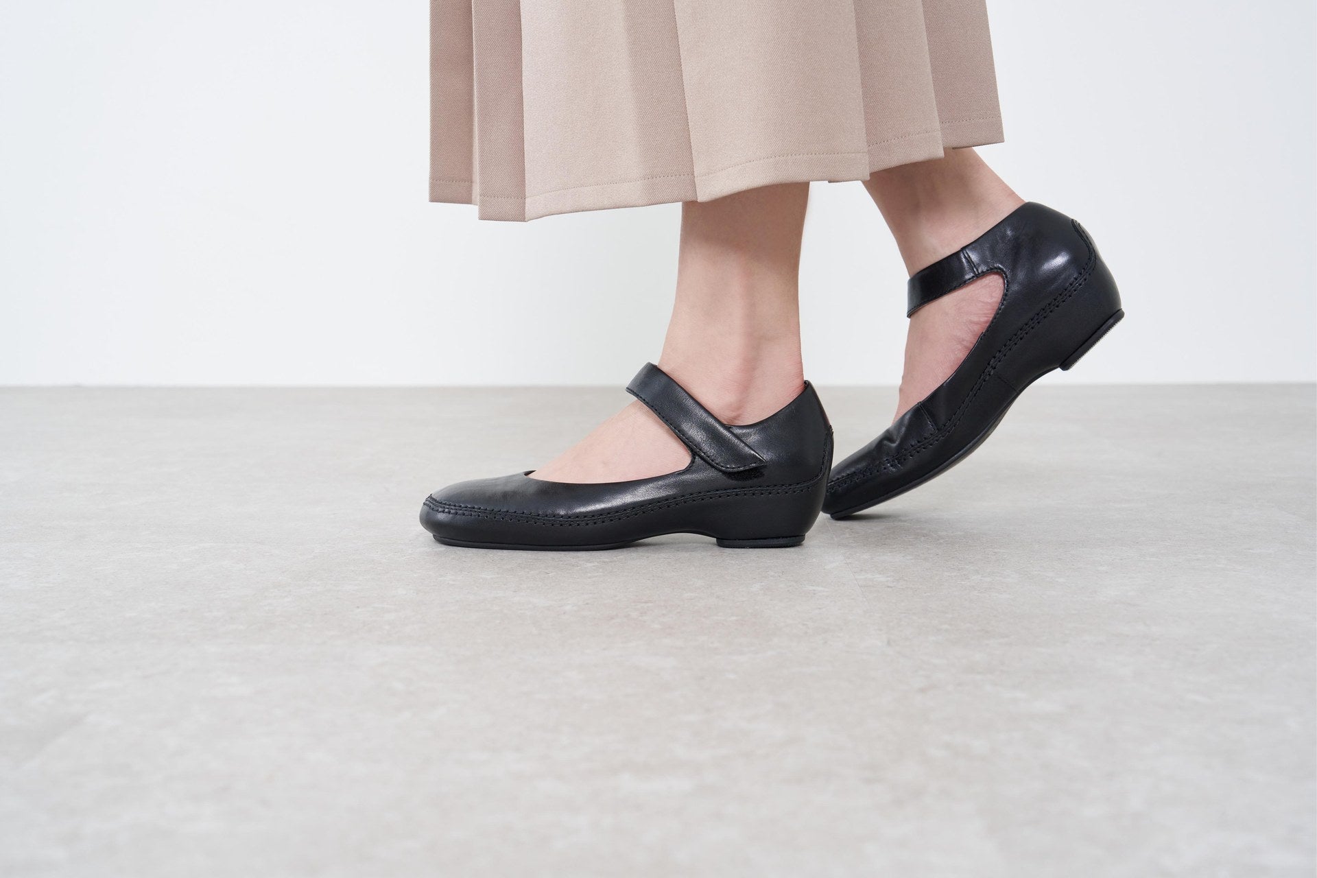 サヤ SAYA 4cmプラット製法アンクルベルトシューズ （ダークブラウン） ダークブラウン