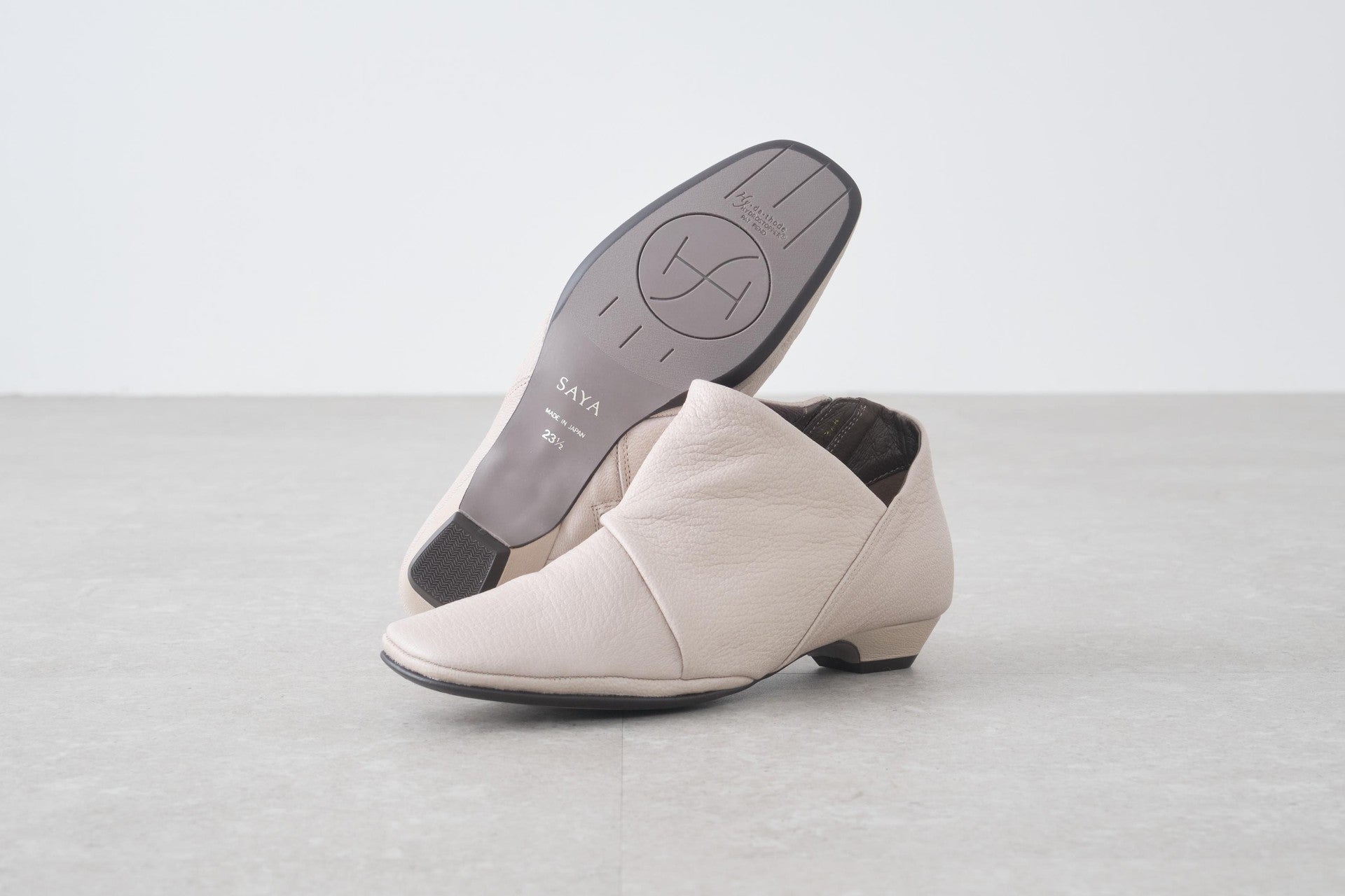 サヤ SAYA 2cmボロネーゼ製法ショートブーツ （アイボリー） アイボリー