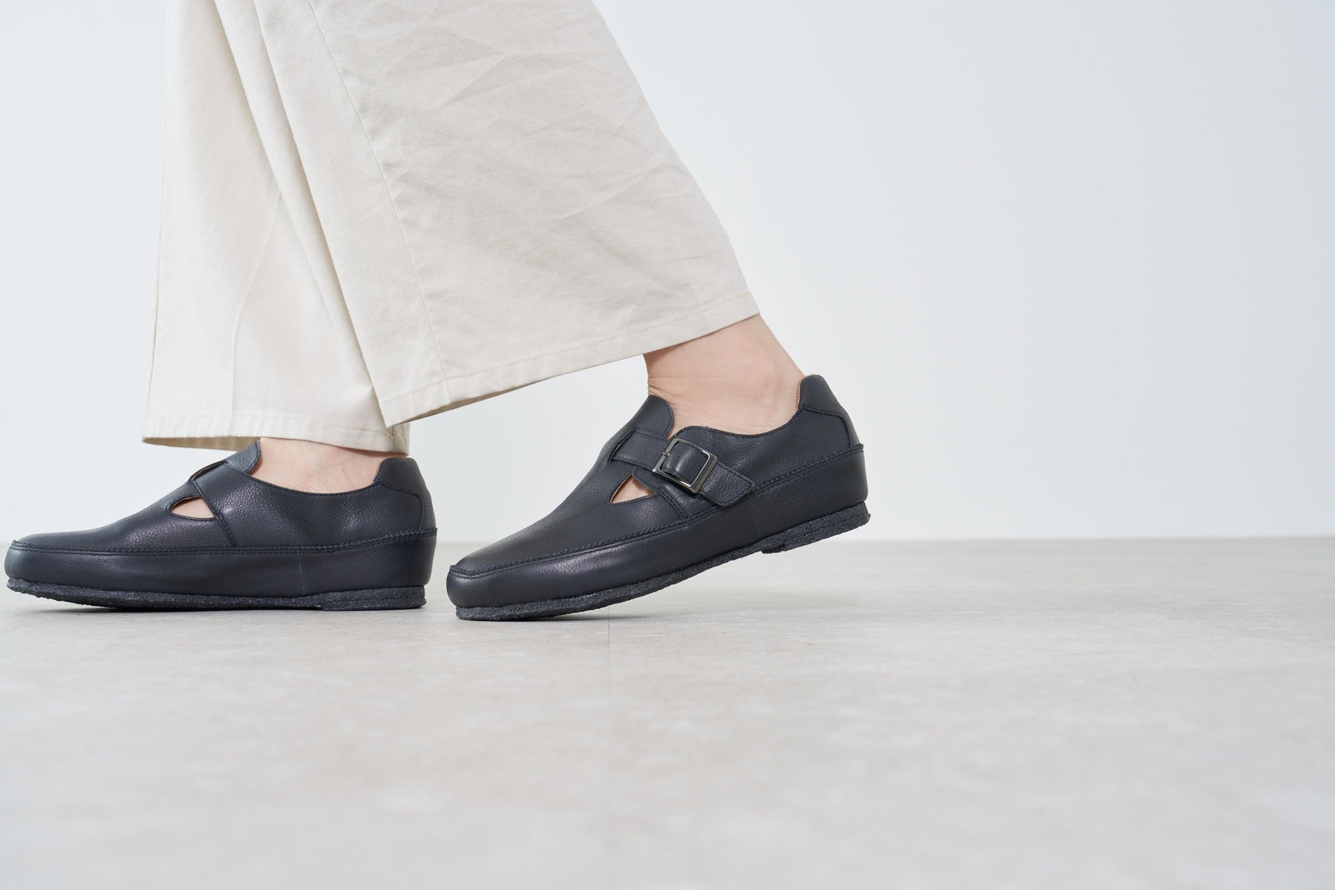 サヤ SAYA 3cmプラット製法Tストラップシューズ （ブラック） ブラック