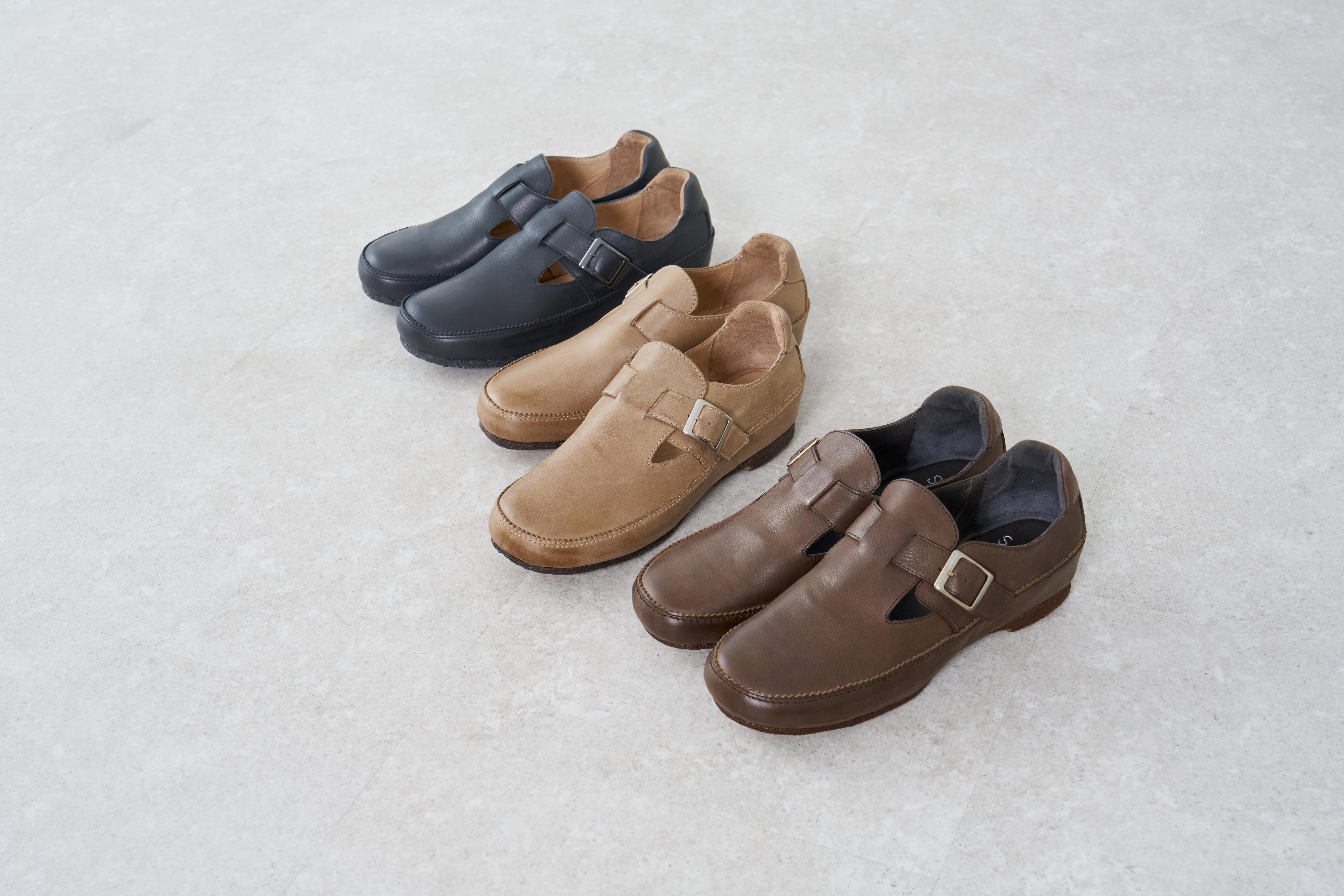 サヤ SAYA 3cmプラット製法Tストラップシューズ （ブラック） ブラック